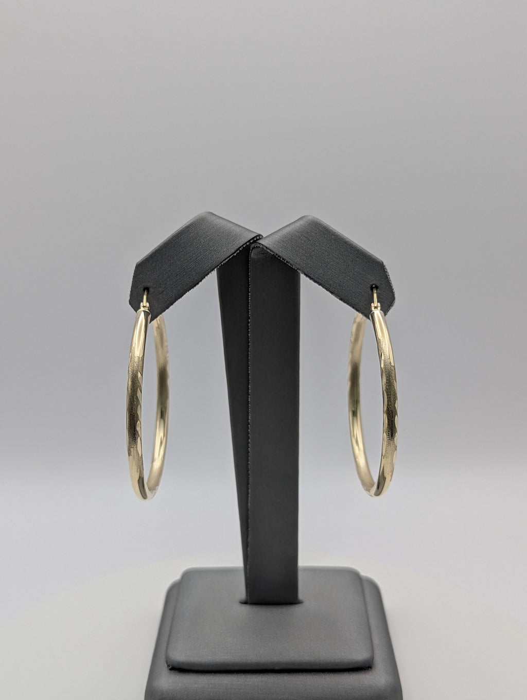 Pendientes de aro de oro amarillo de 14 quilates con corte de diamante y acabado satinado
