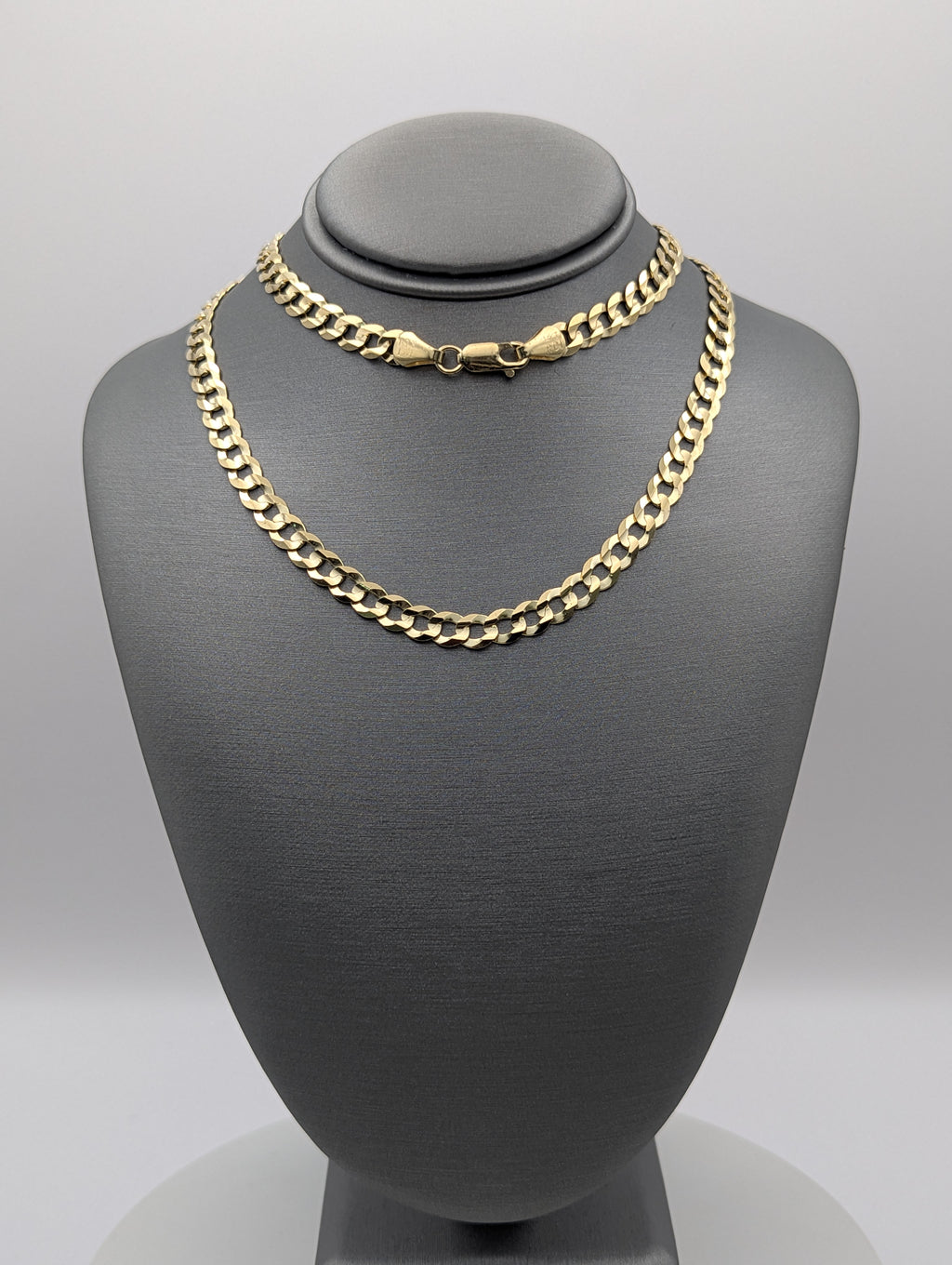 Cadena de eslabones tipo barbada de oro amarillo de 14K