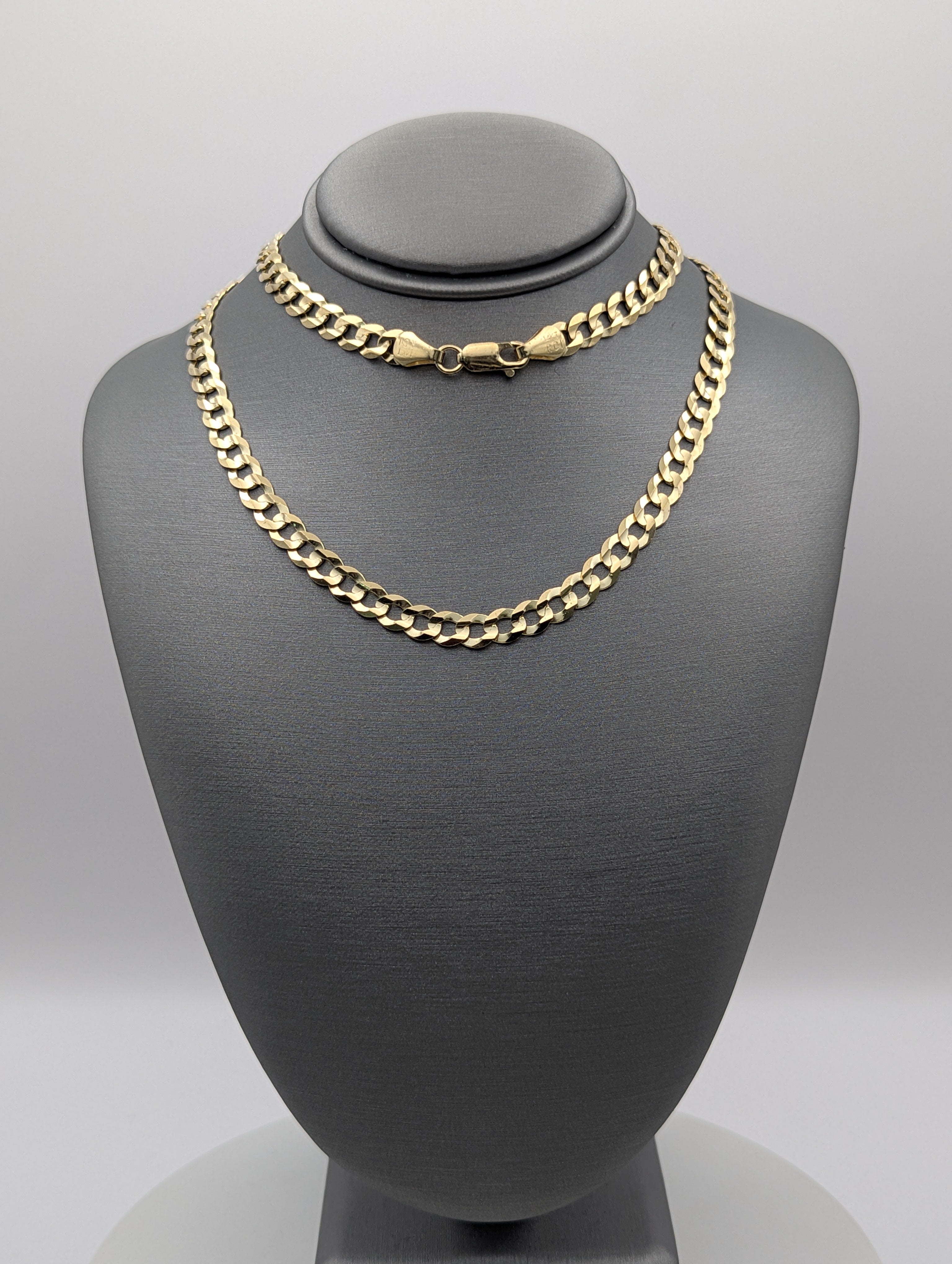 Cadena de eslabones tipo barbada de oro amarillo de 14K