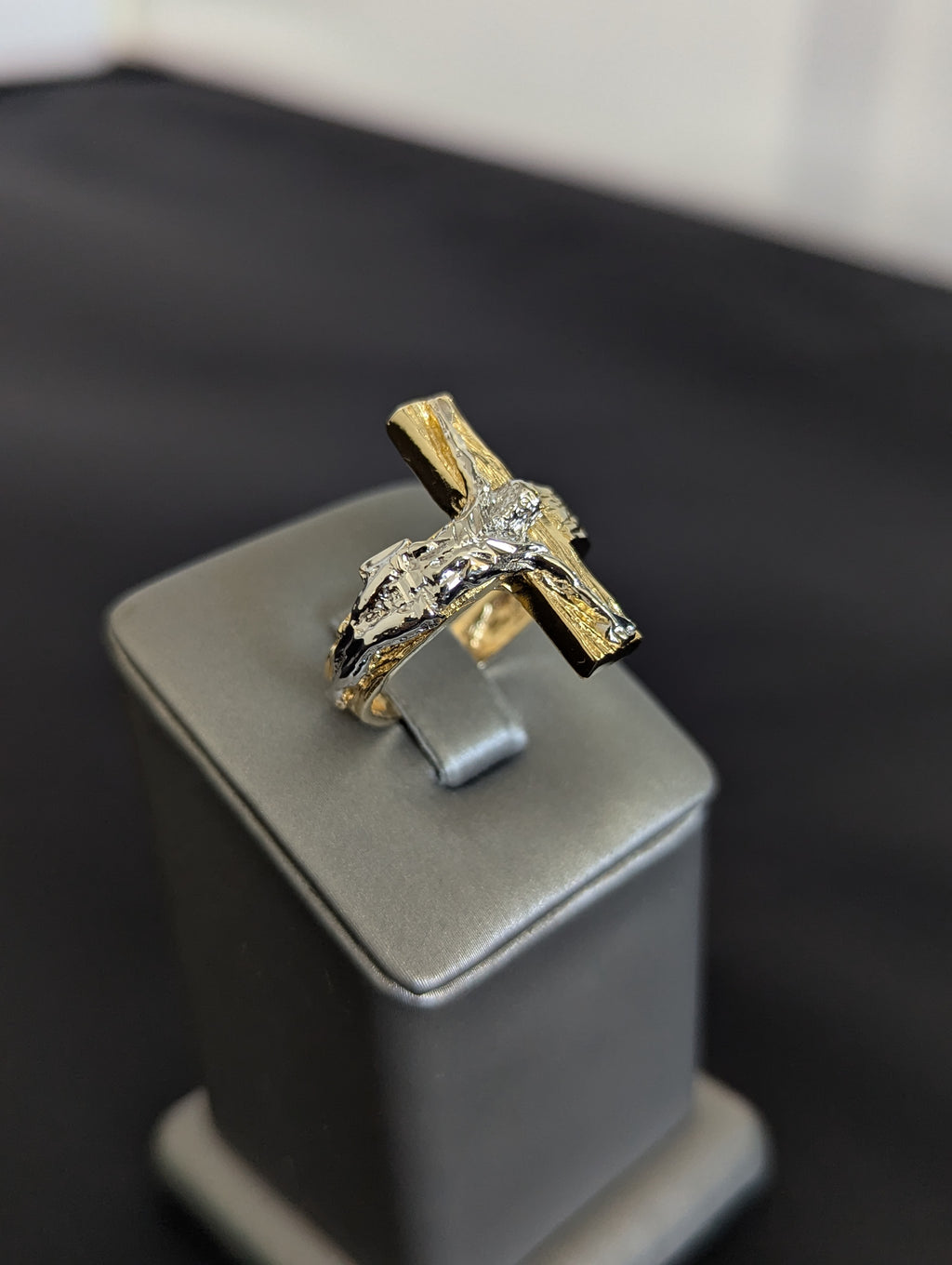 Anillo de cruz de Jesús bicolor de 14K