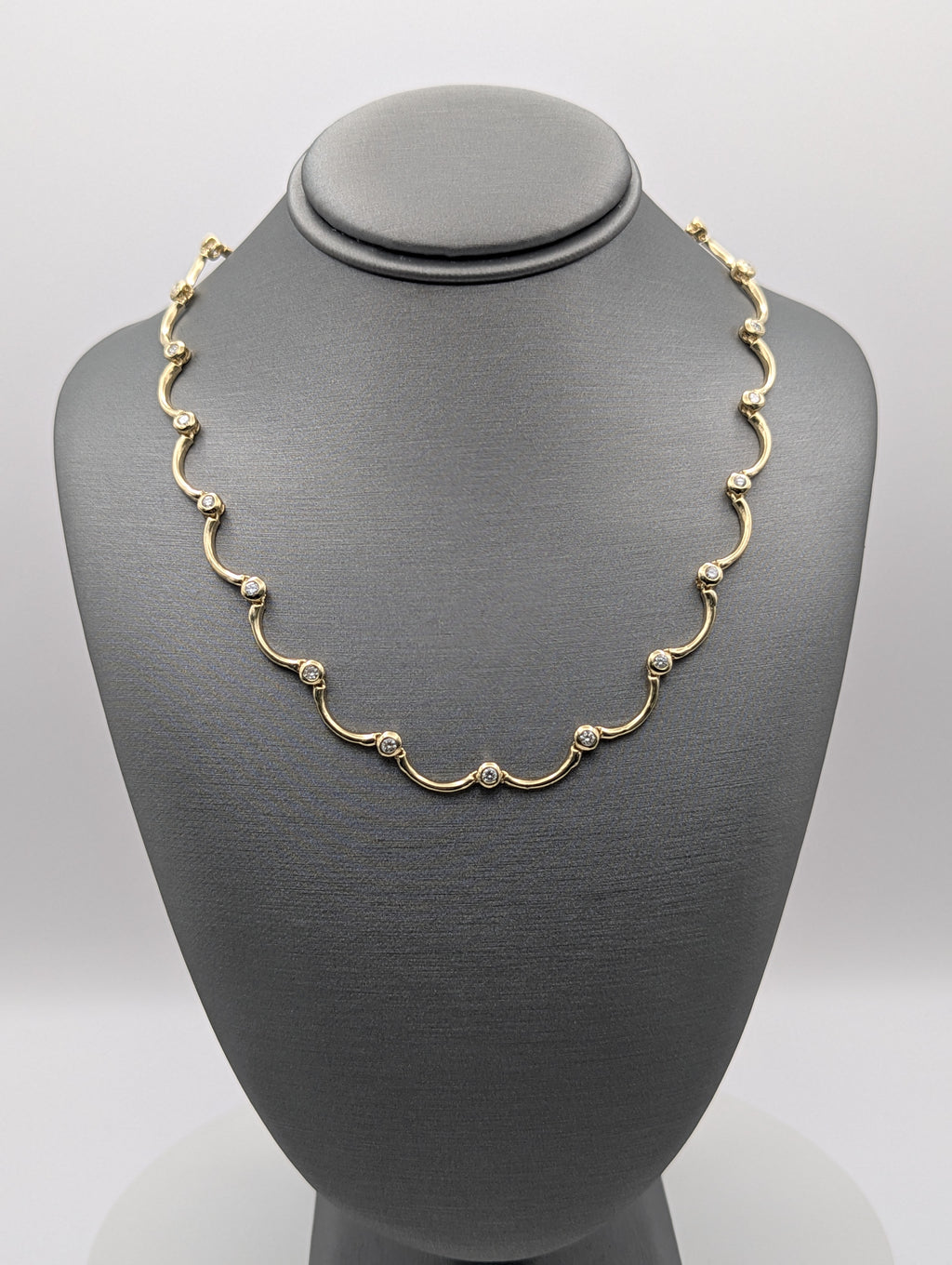 Collar de oro amarillo de 14K con diamantes