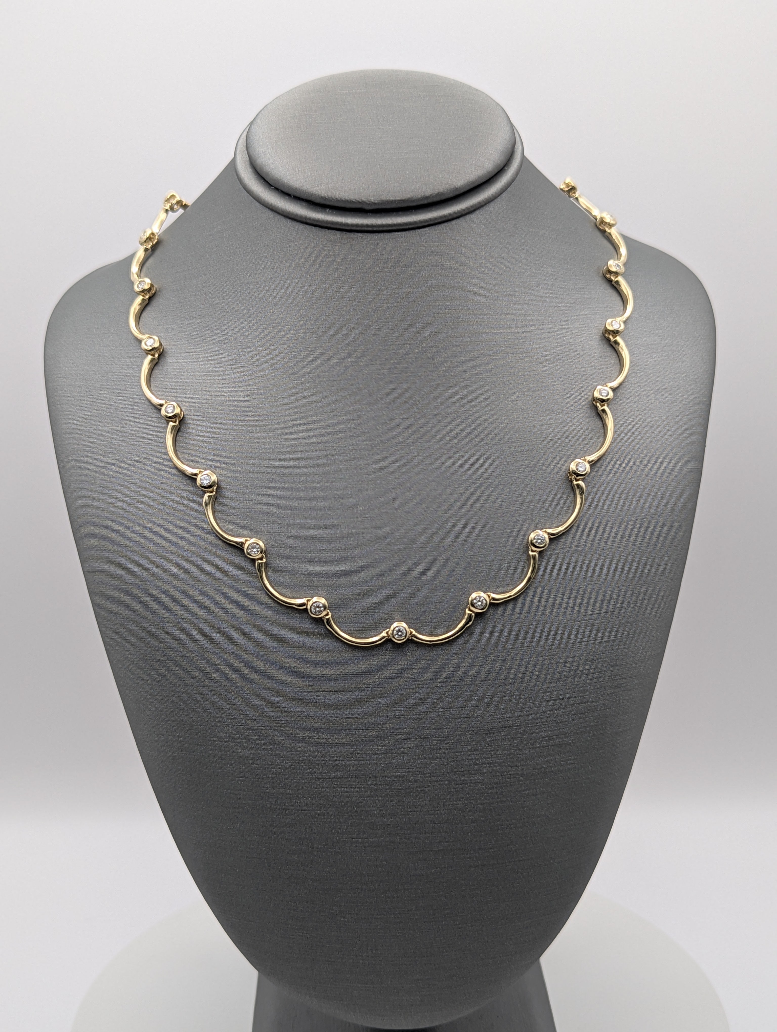 Collar de oro amarillo de 14K con diamantes