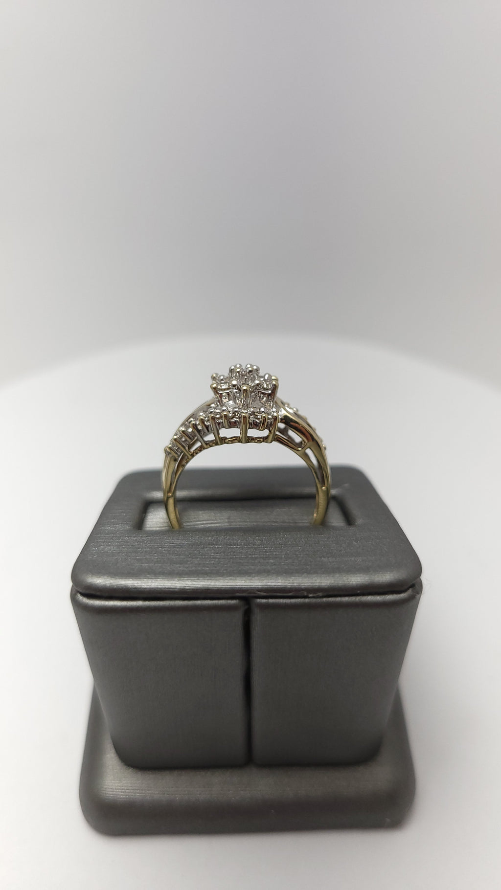 Anillo de racimo de diamantes de oro amarillo de 10K