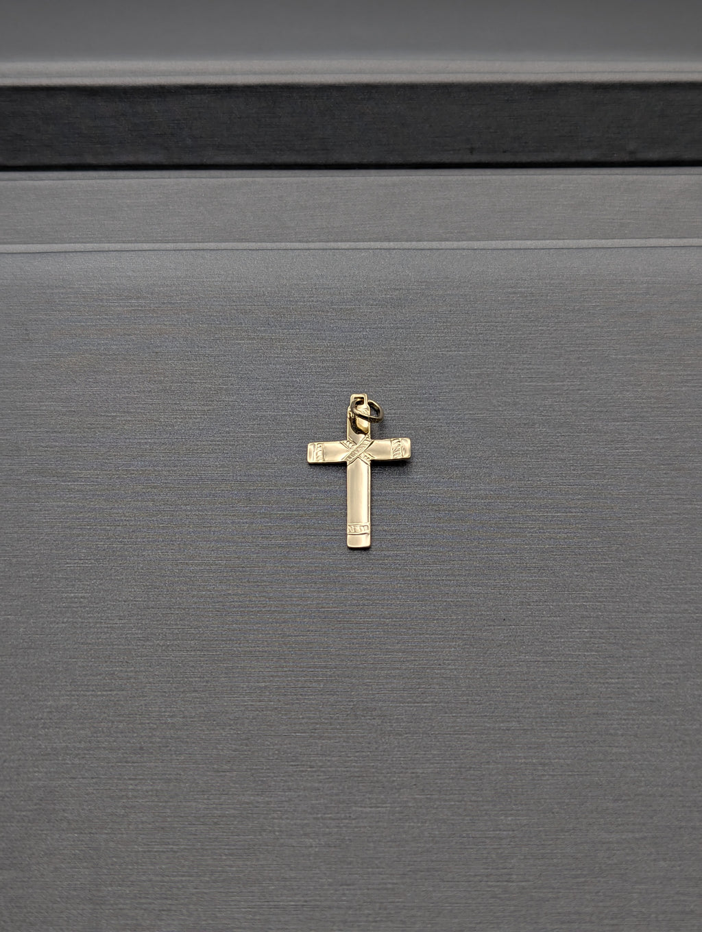 Colgante de cruz de oro amarillo de 14K
