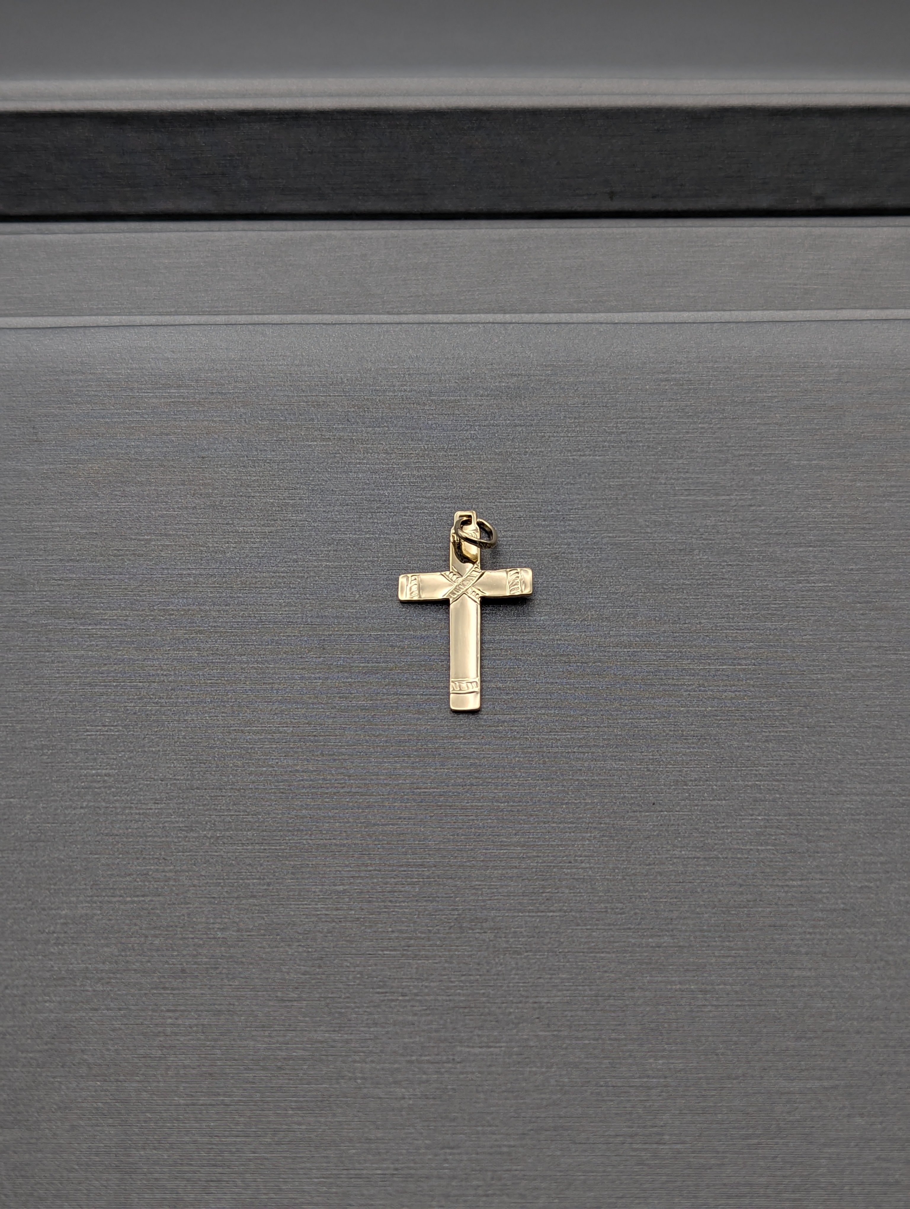 Colgante de cruz de oro amarillo de 14K