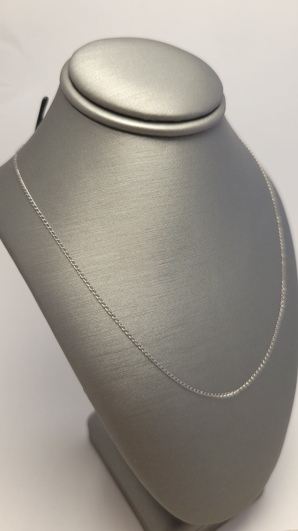 Collar de 14K en oro blanco con diseño de eslabones finos