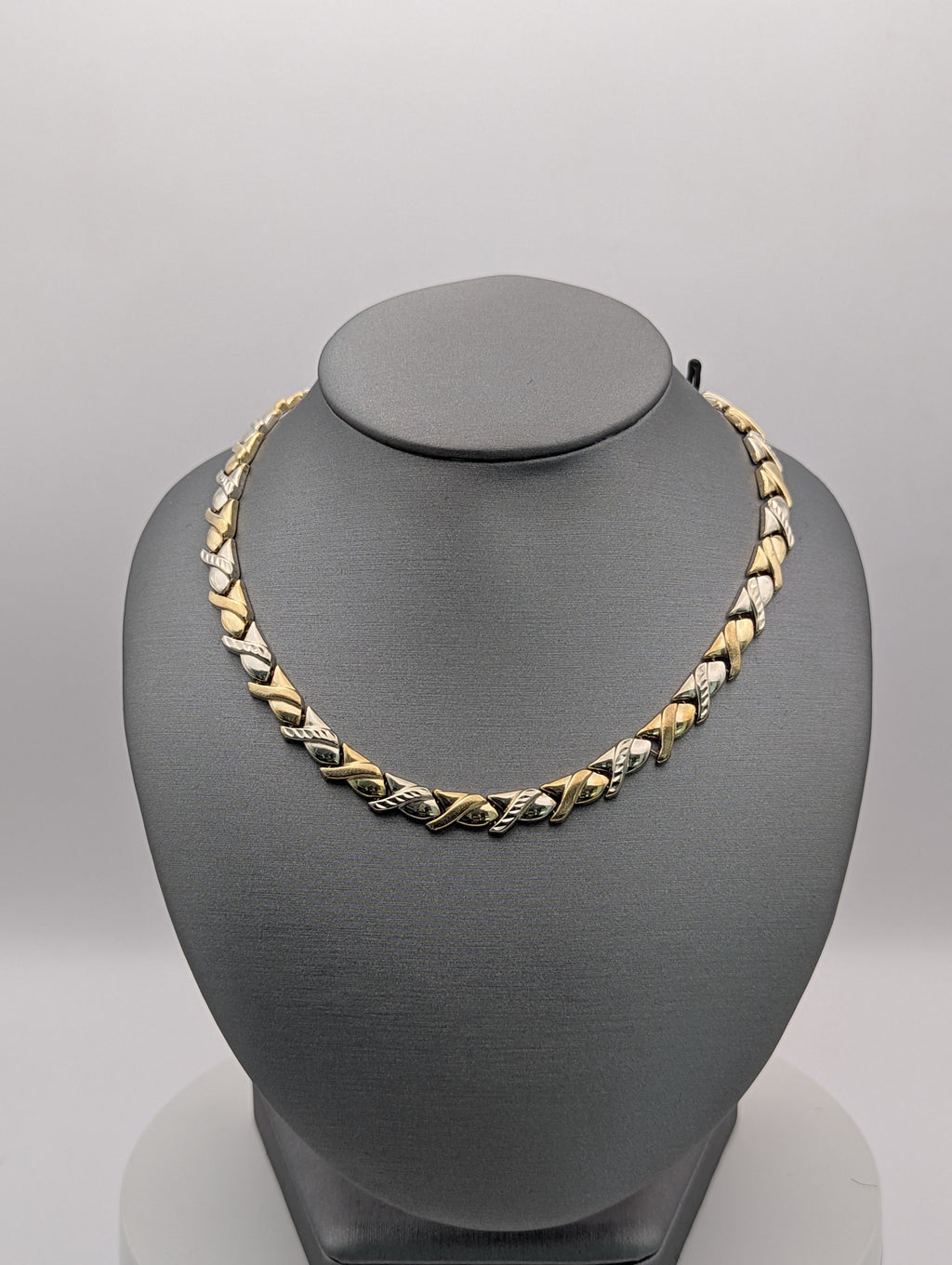 Collar XO de 10K en oro amarillo
