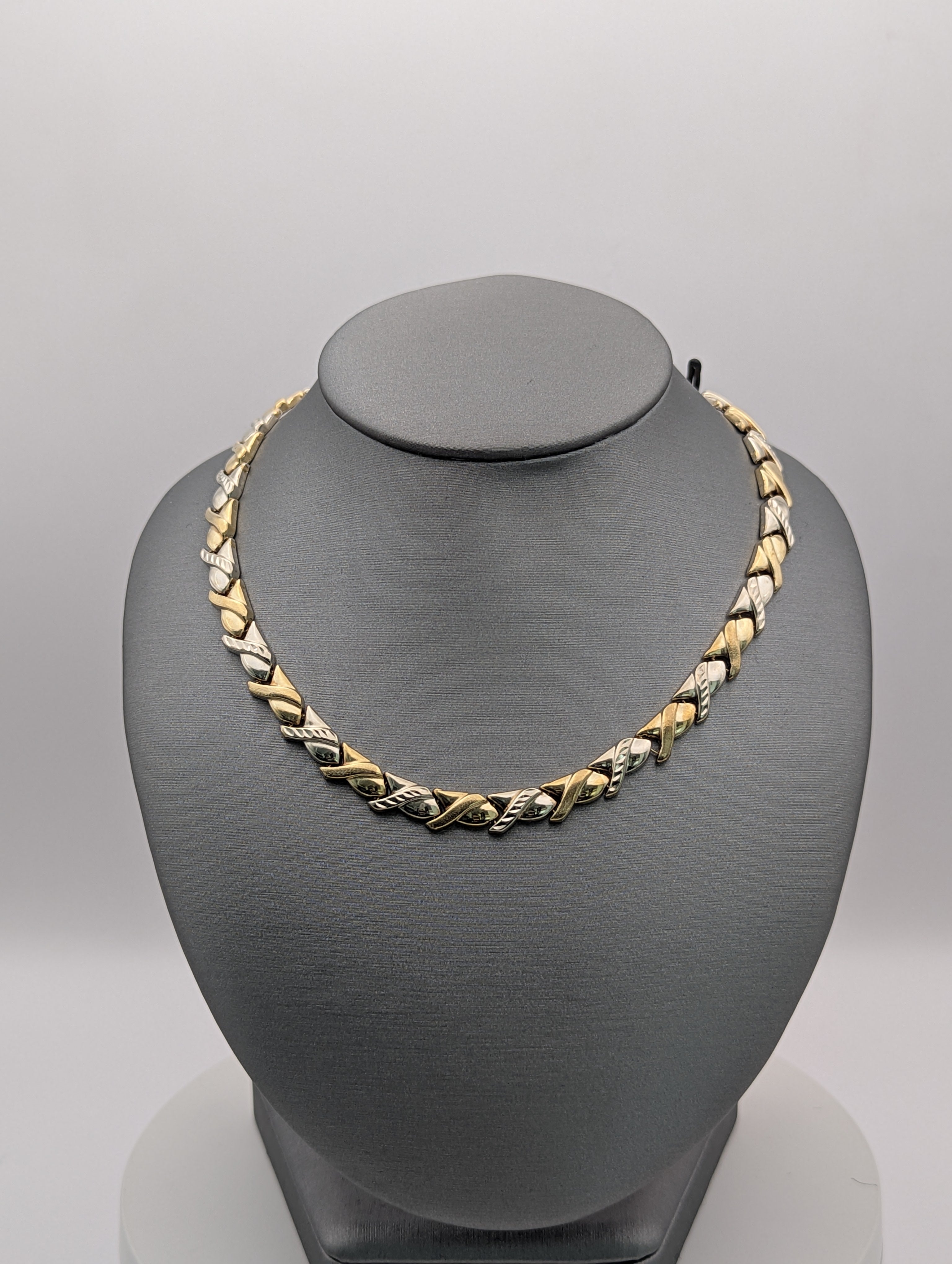 Collar XO de 10K en oro amarillo