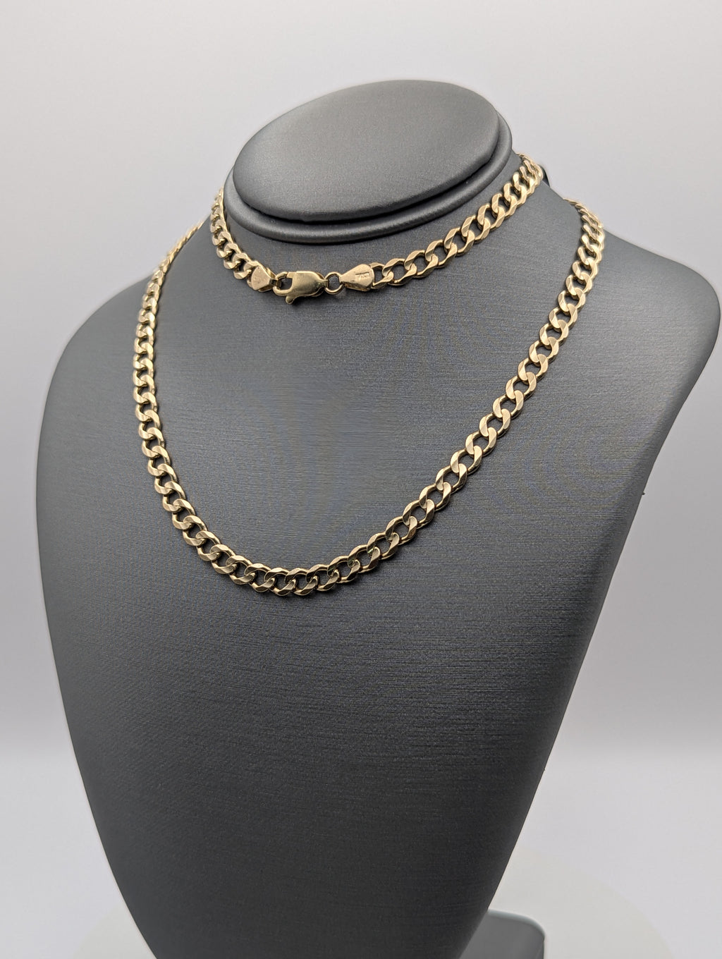 Cadena de eslabones cubanos de oro amarillo de 14K