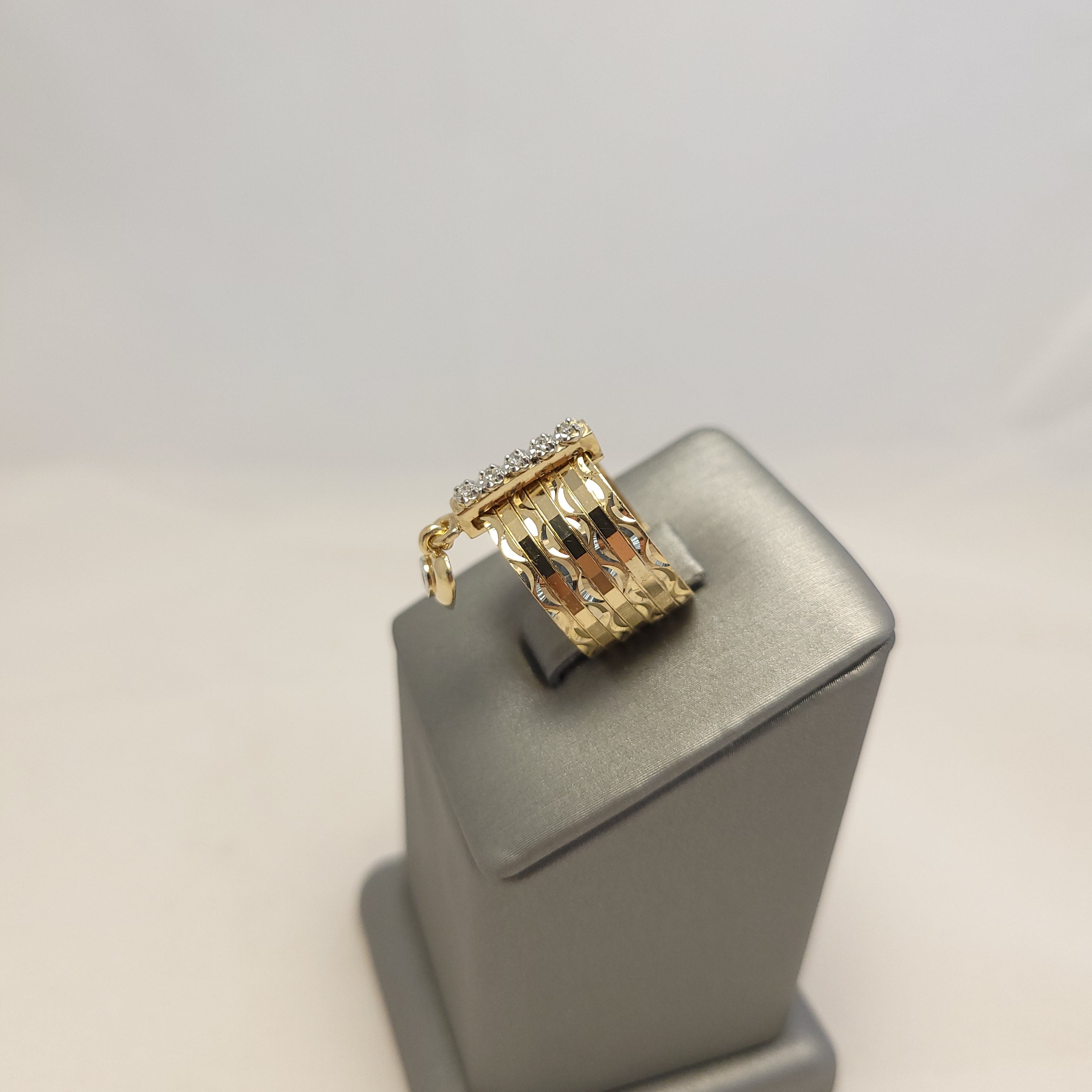 Anillo multi-corazones colgantes de oro amarillo de 14K