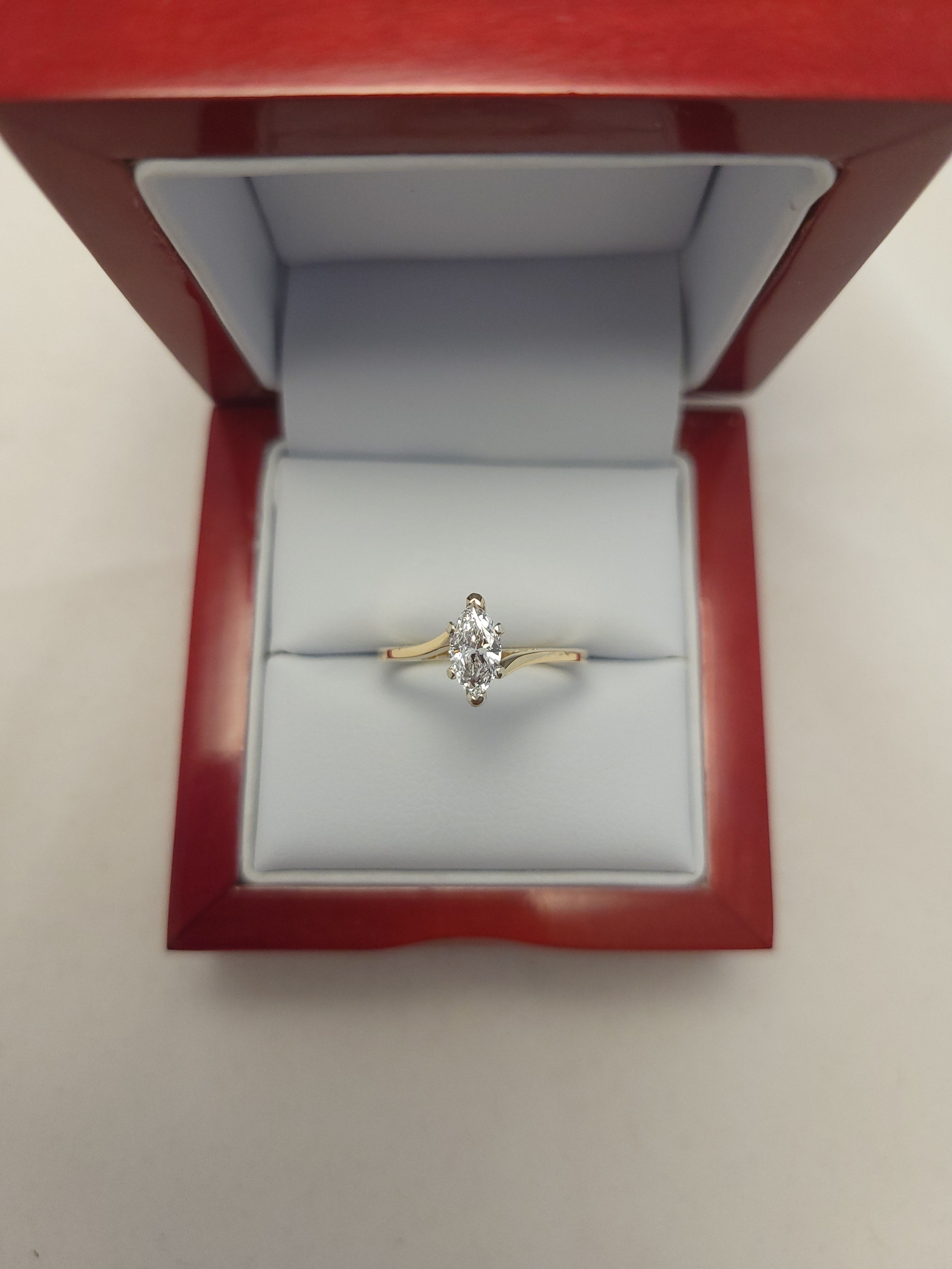 Anillo solitario de diamante marquesa de oro amarillo de 14K