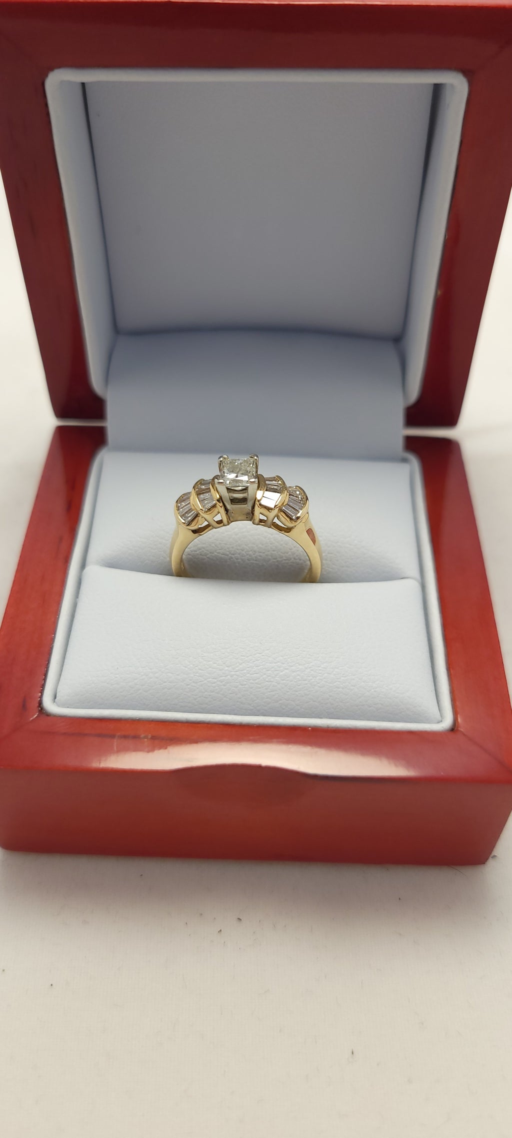 Anillo de oro amarillo de 14 quilates con diamantes