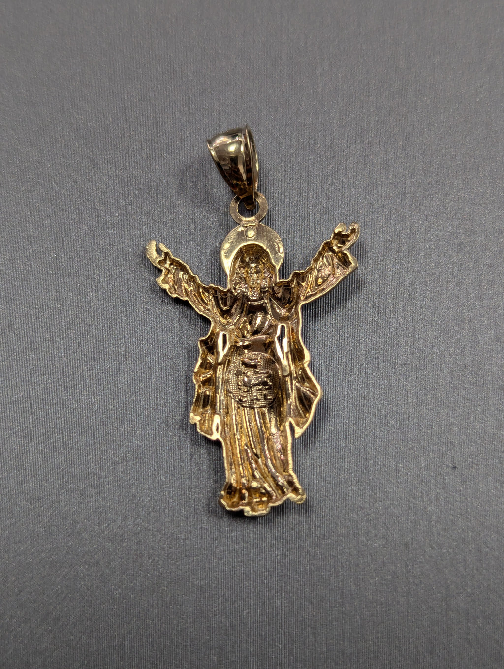 Colgante de Jesús con brazos abiertos de dos tonos de oro de 14K
