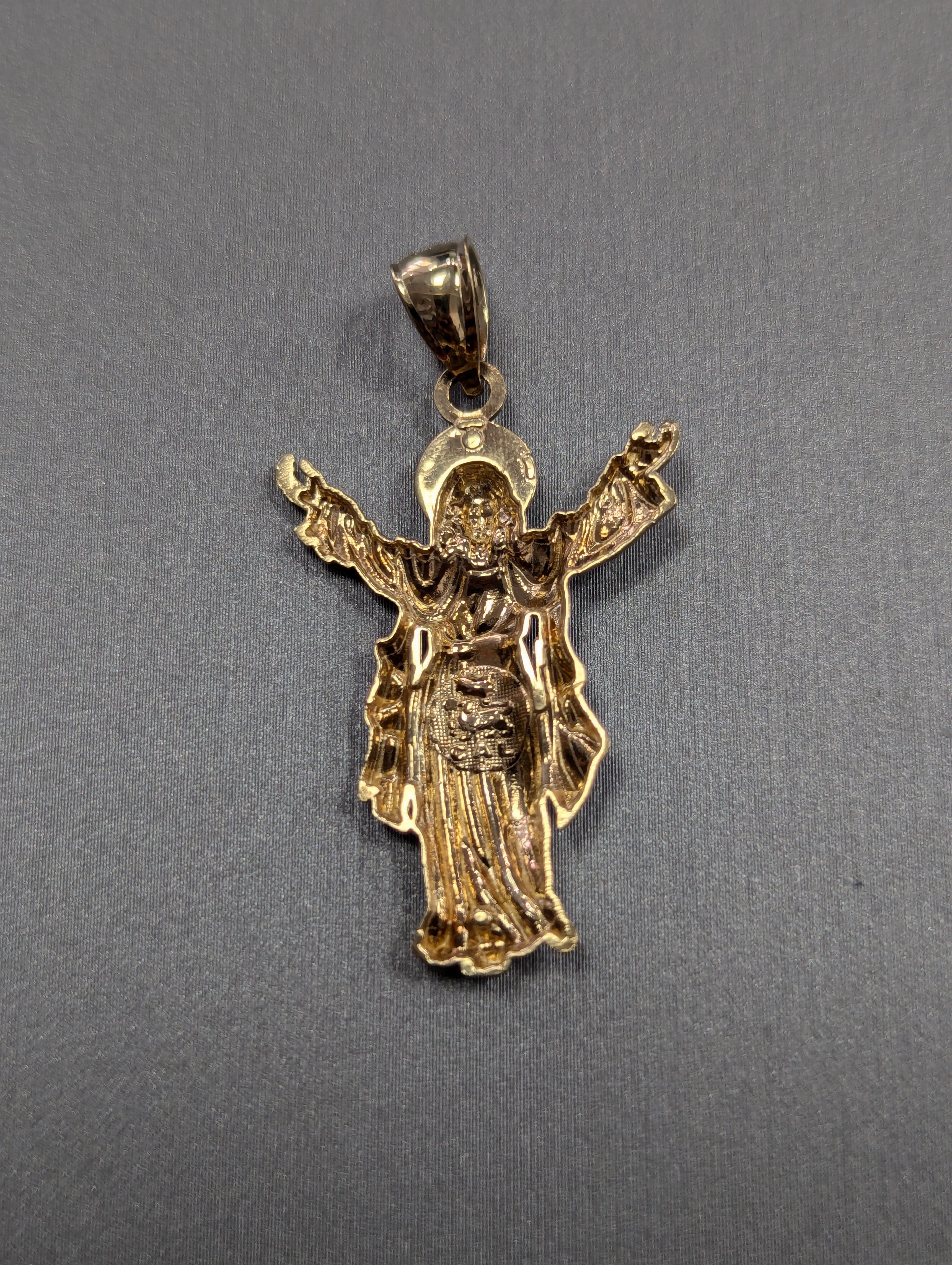 Colgante de Jesús con brazos abiertos de dos tonos de oro de 14K