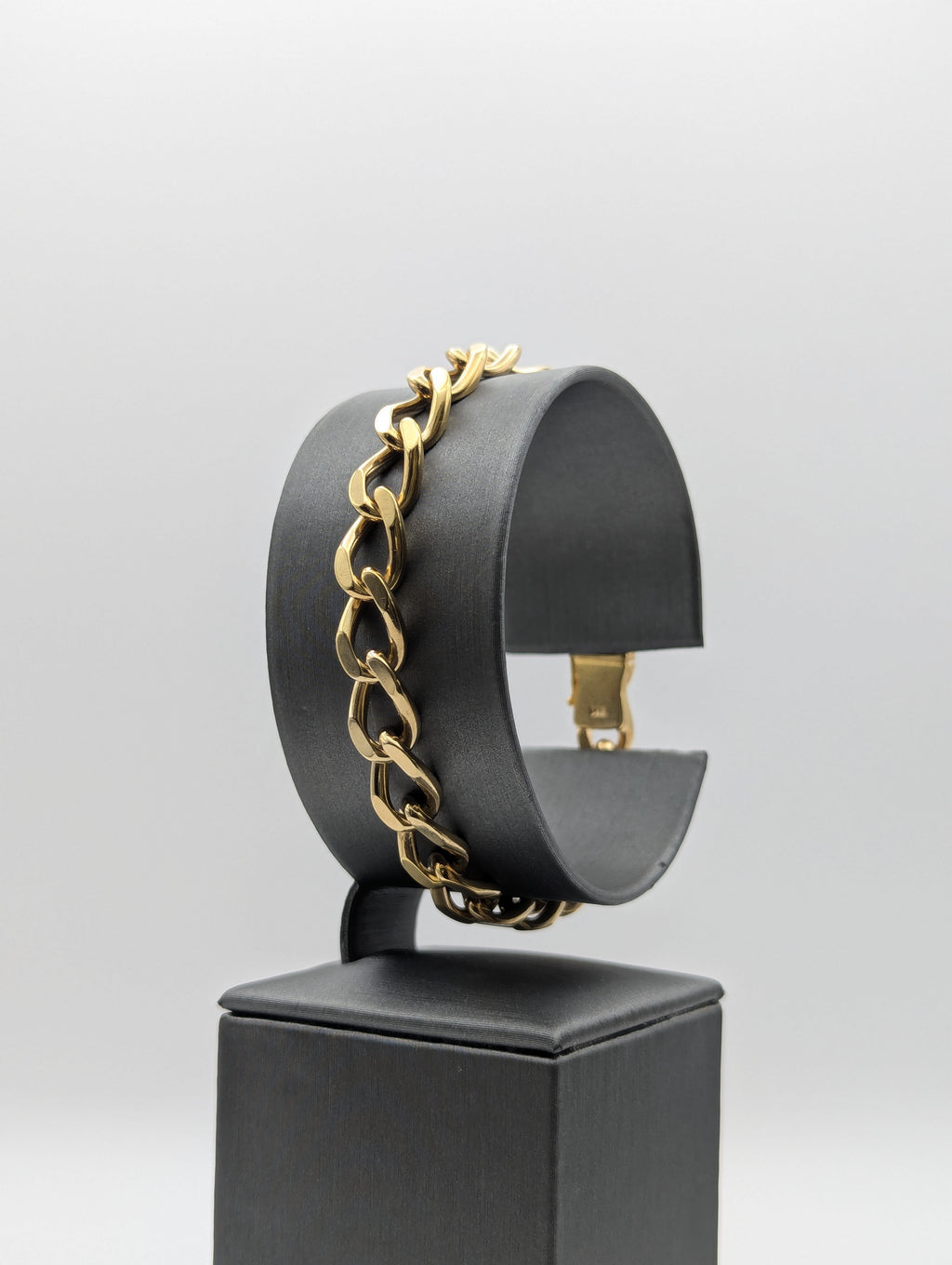 Pulsera de eslabones cubanos plana abierta de oro amarillo de 14K