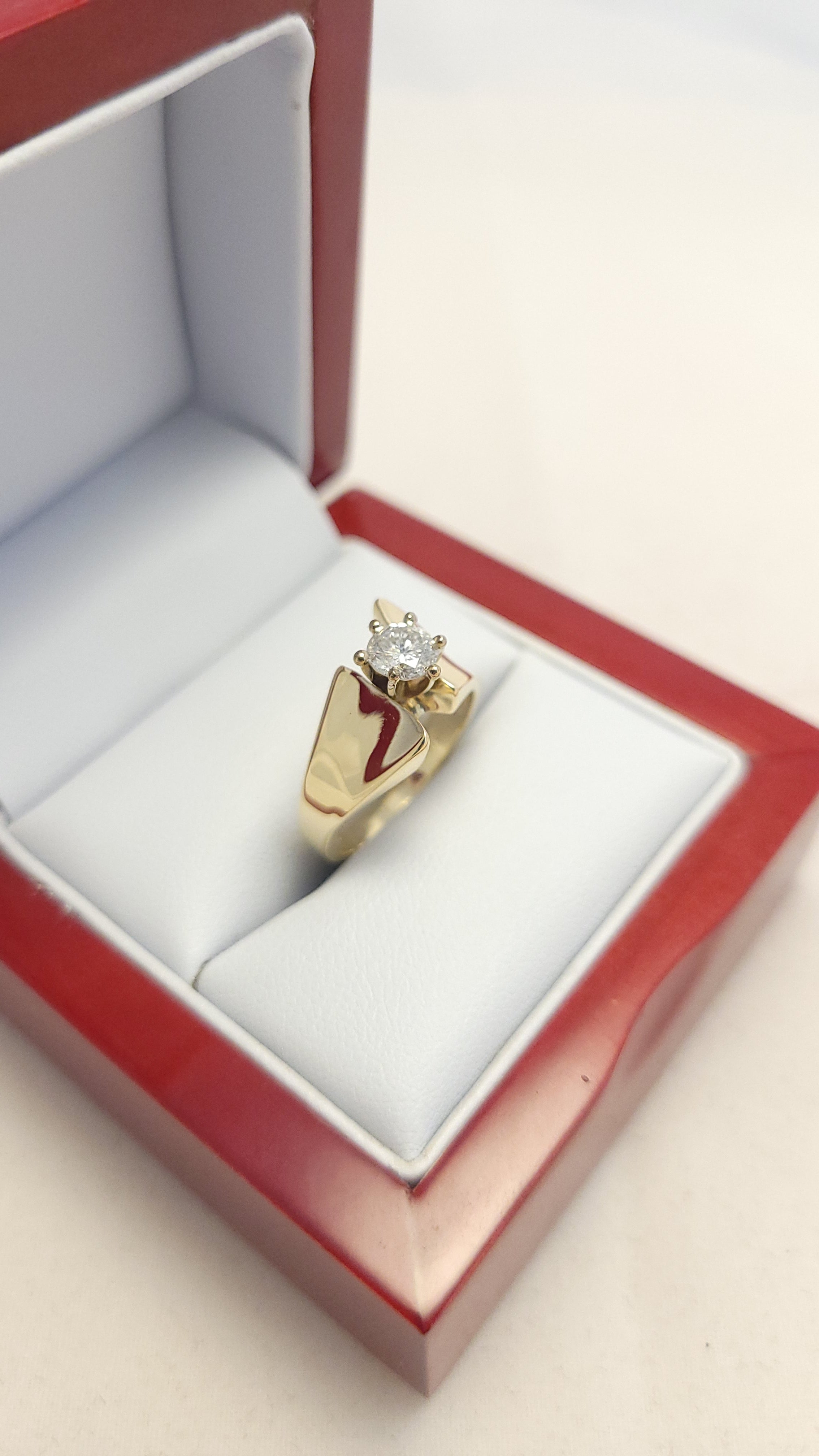 Anillo solitario de diamante de oro amarillo de 14K
