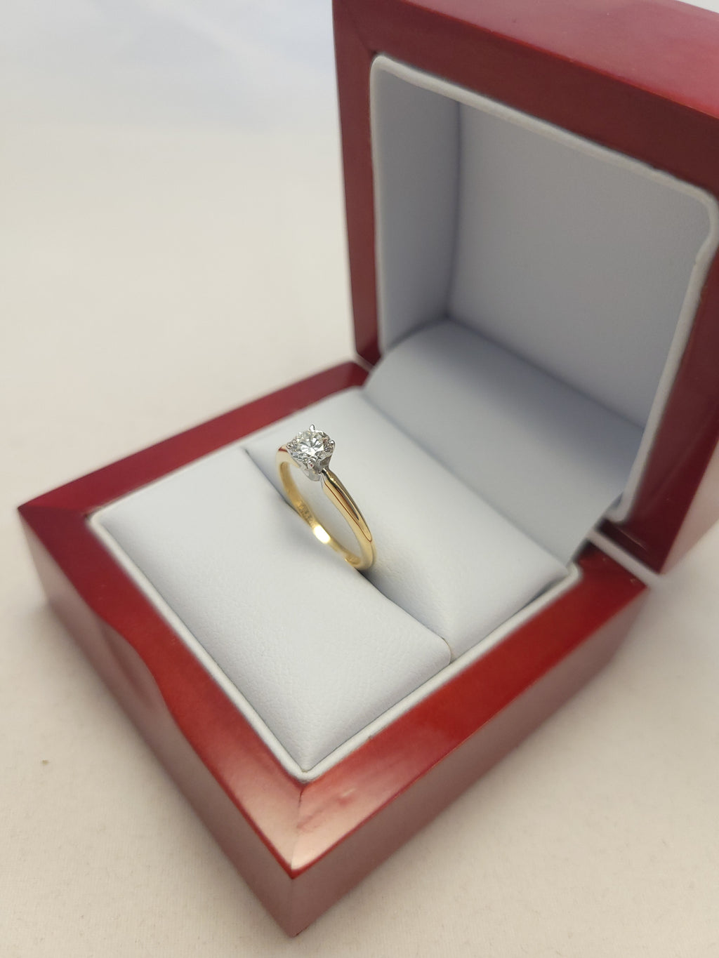 Anillo solitario de diamante de oro amarillo de 14K