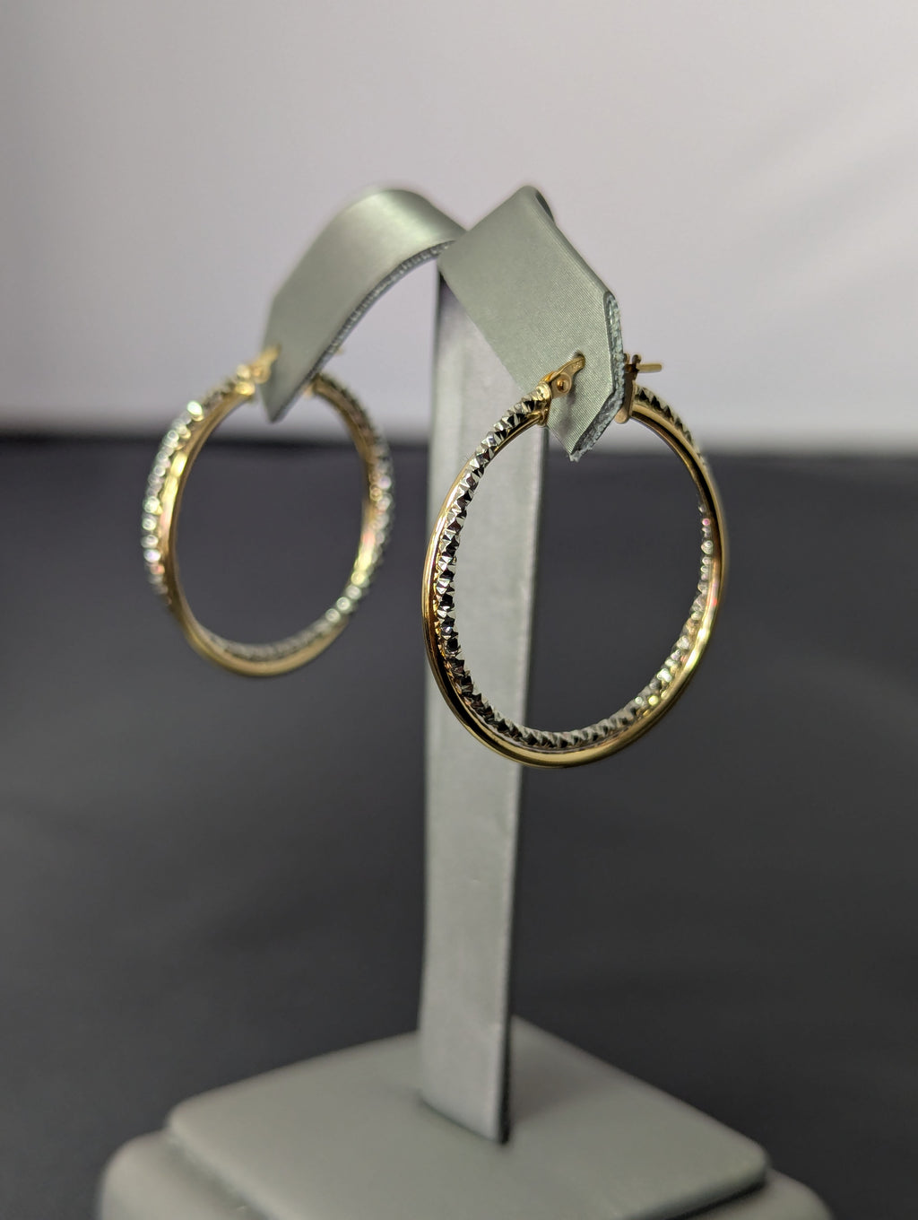 Arracadas torcidas de oro amarillo y blanco de 14K con corte de diamante