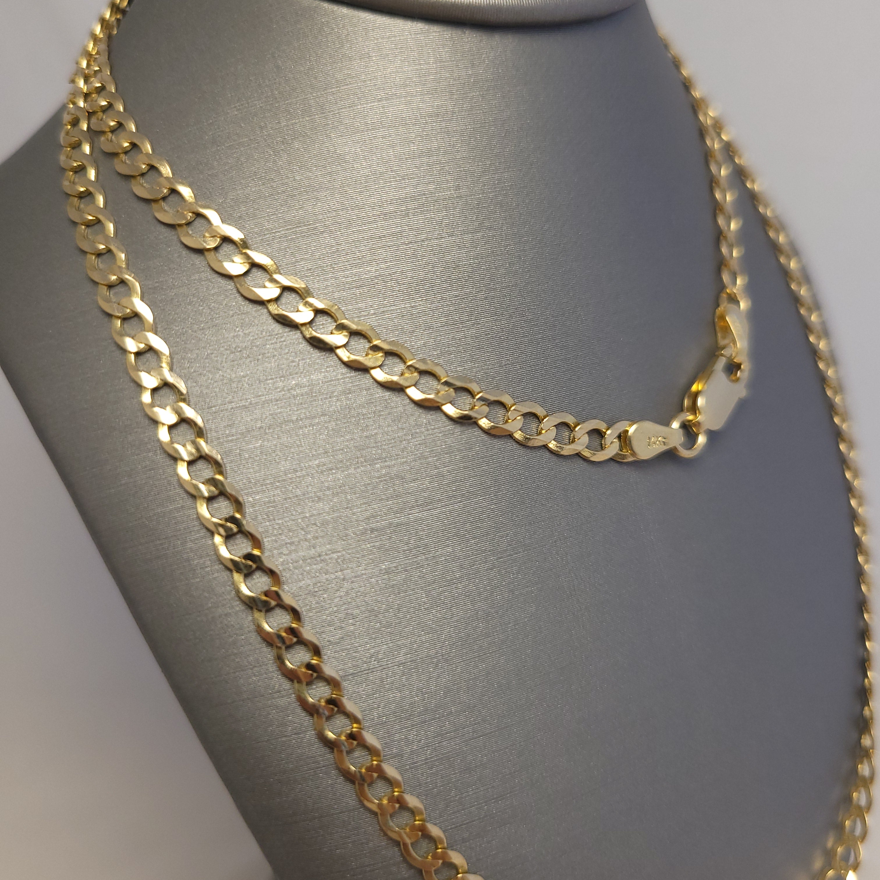 Cadena maciza de eslabones tipo "Curb" de oro amarillo de 14K