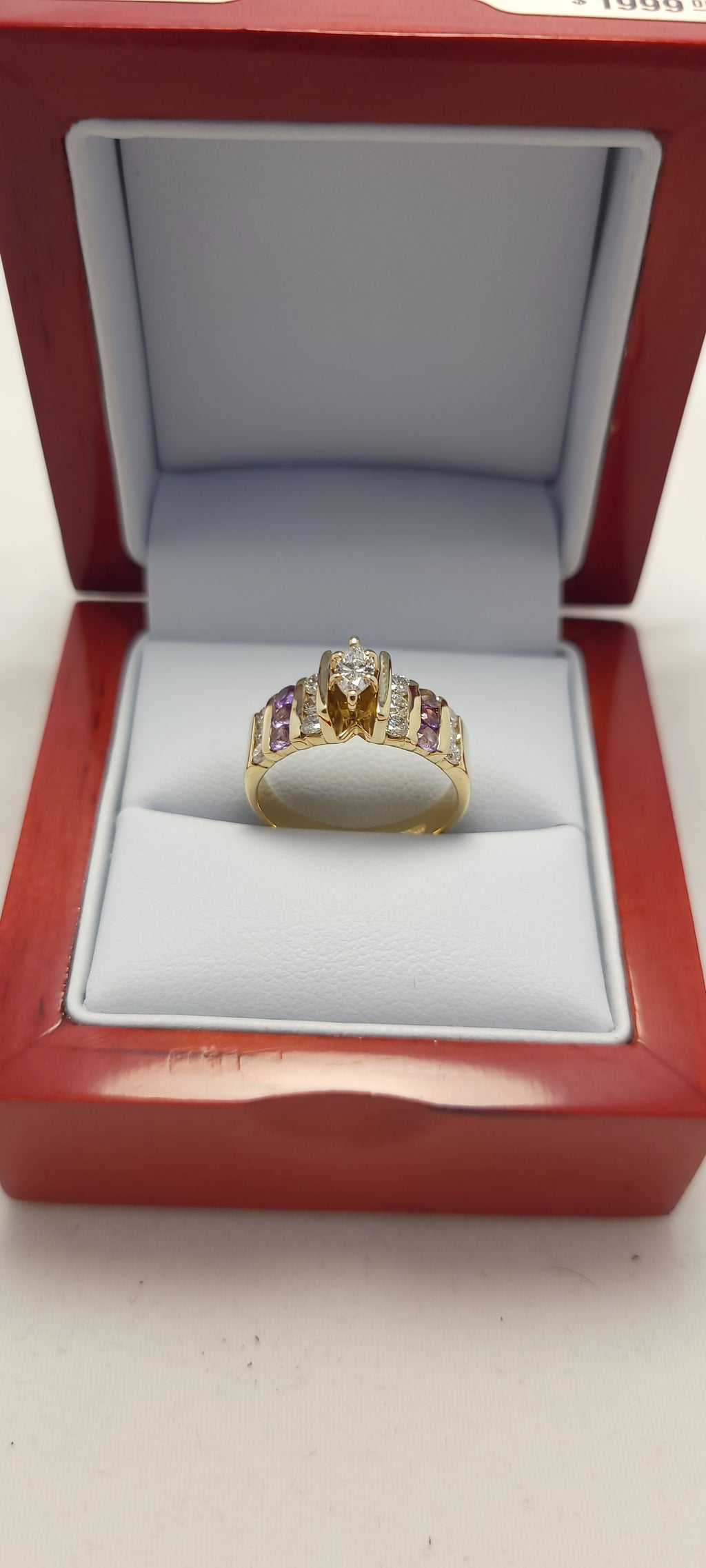 Anillo de amatista con diamantes en oro amarillo de 14K