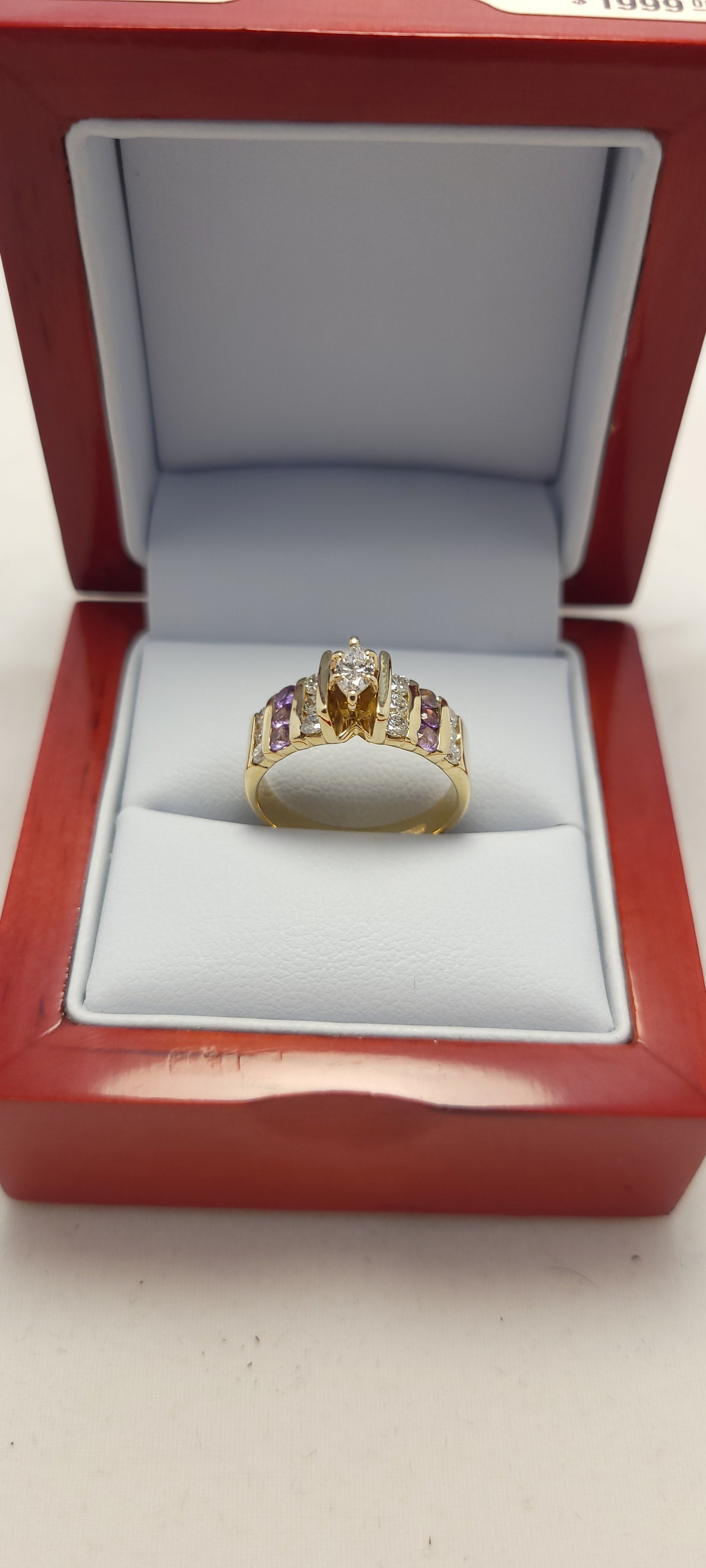 Anillo de amatista con diamantes en oro amarillo de 14K