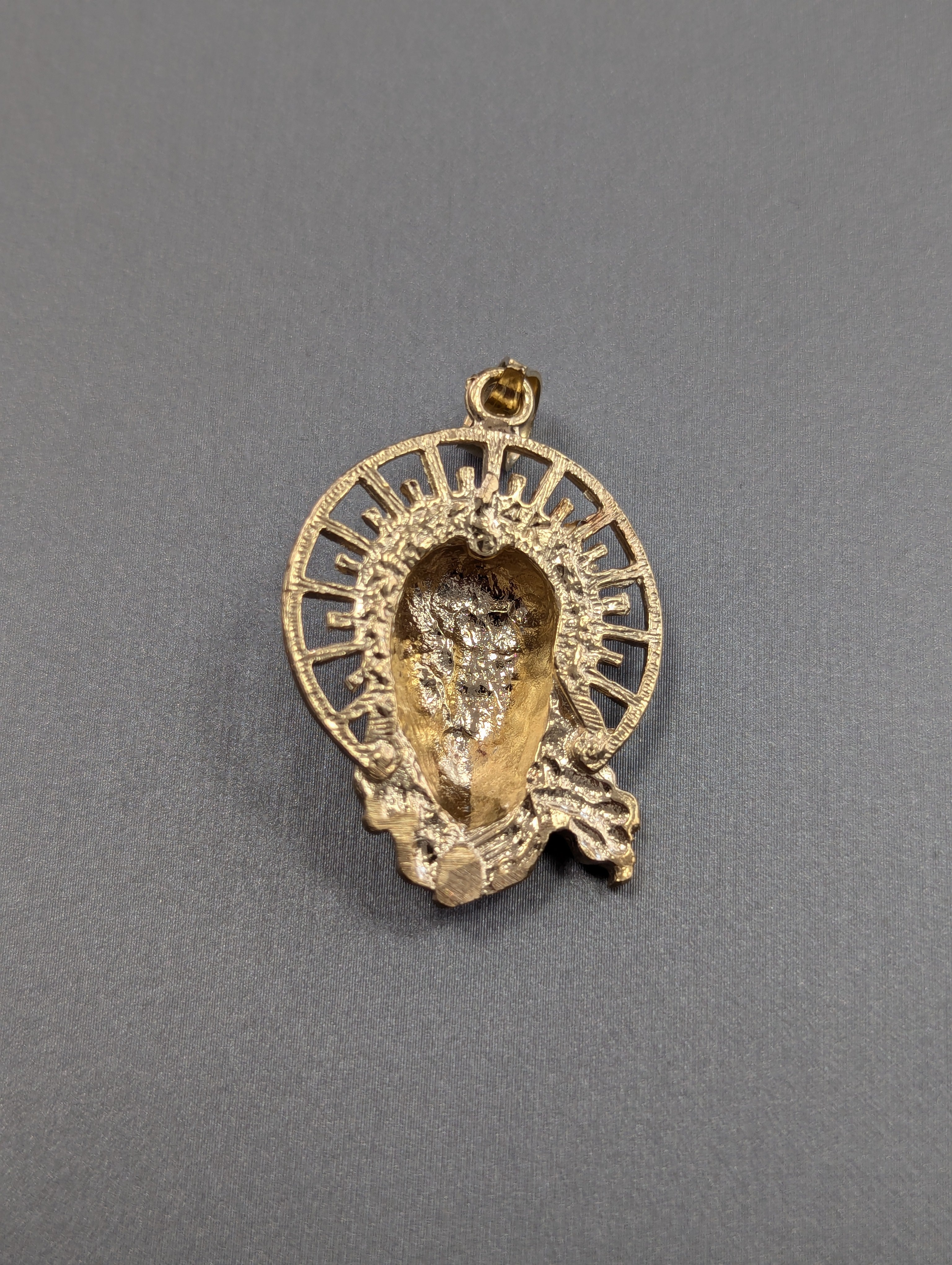 Colgante Cabeza de Jesús de Oro Amarillo 14K con Talla Diamante