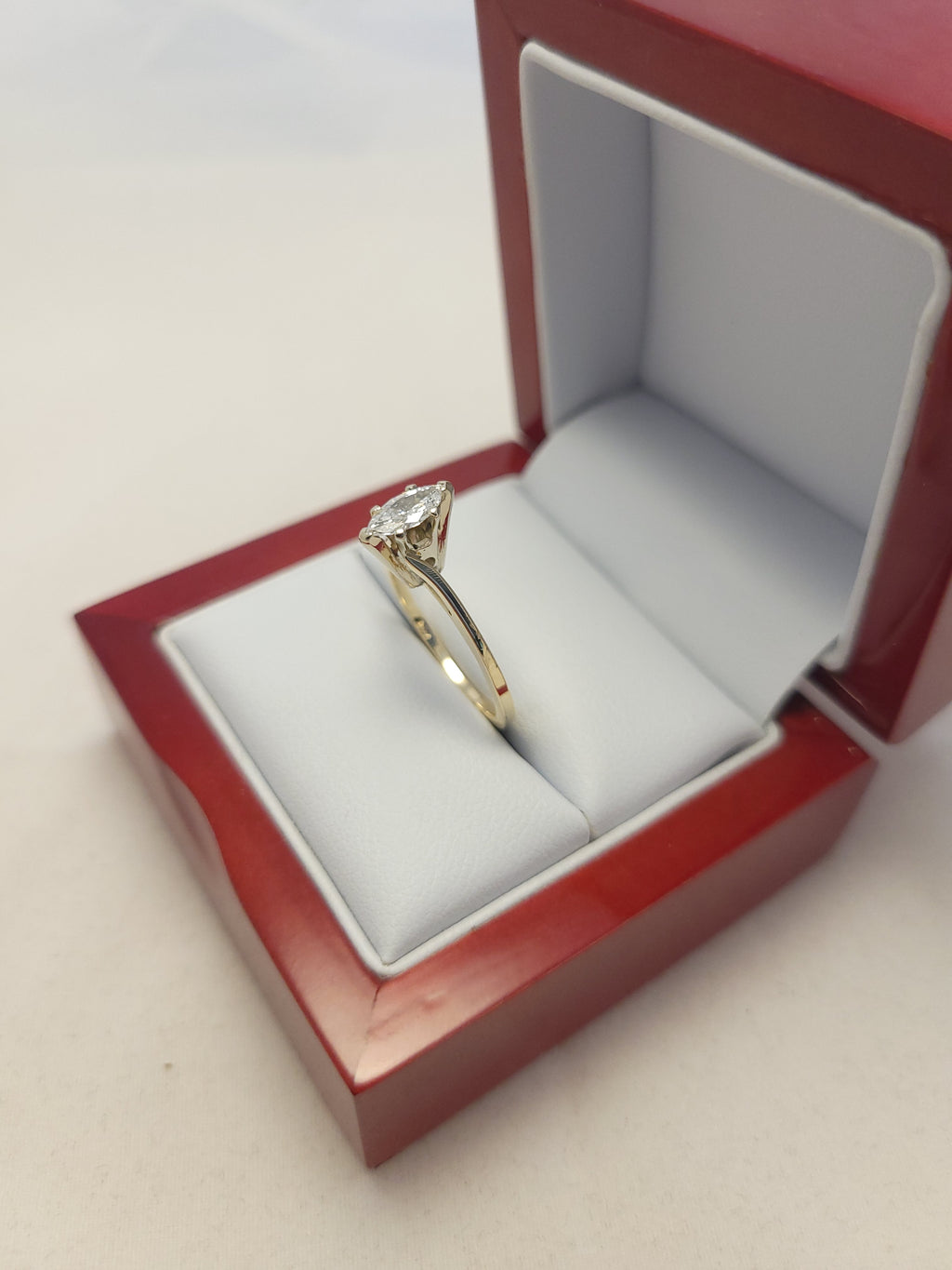 Anillo solitario de diamante marquesa de oro amarillo de 14K