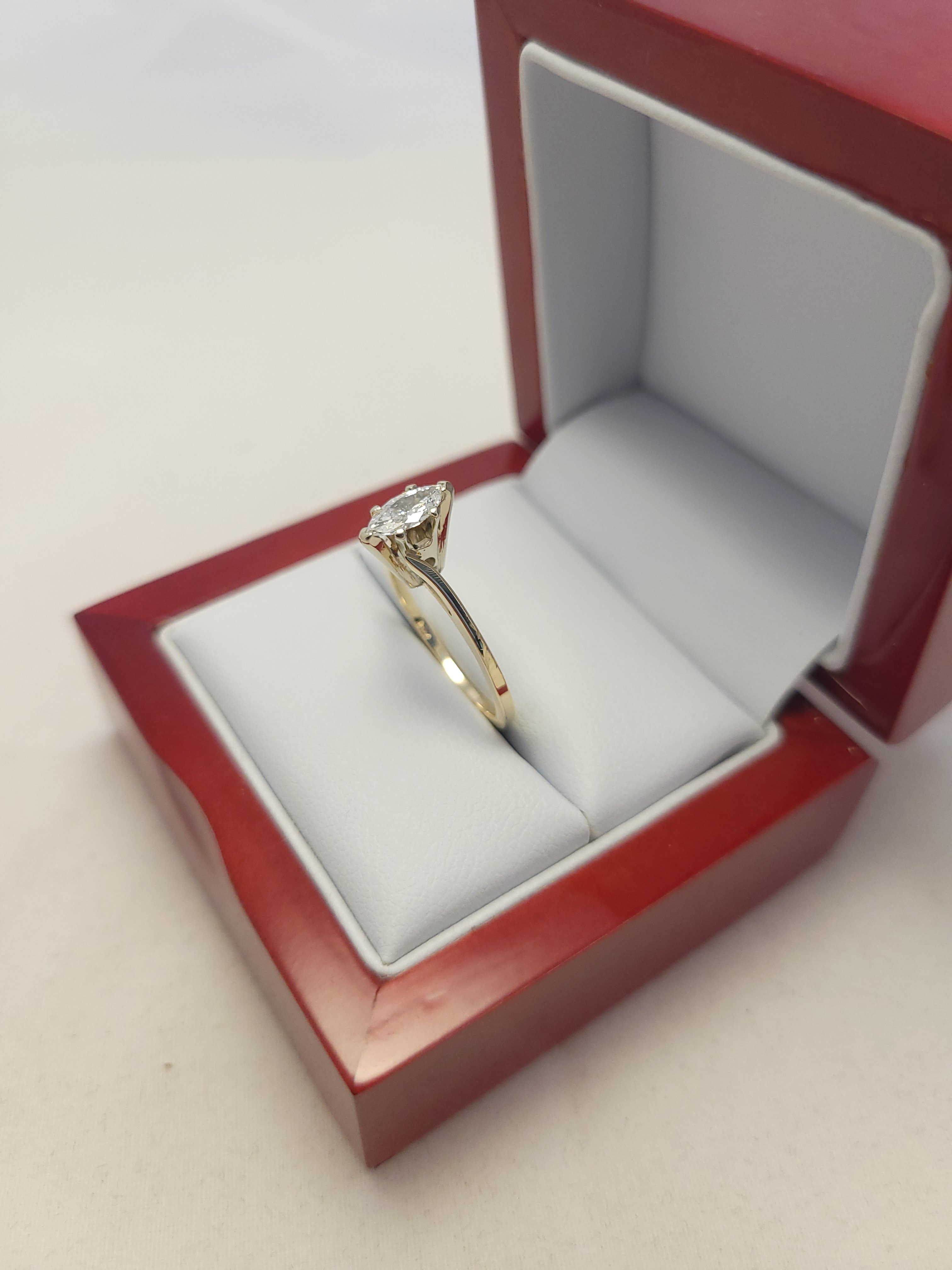 Anillo solitario de diamante marquesa de oro amarillo de 14K