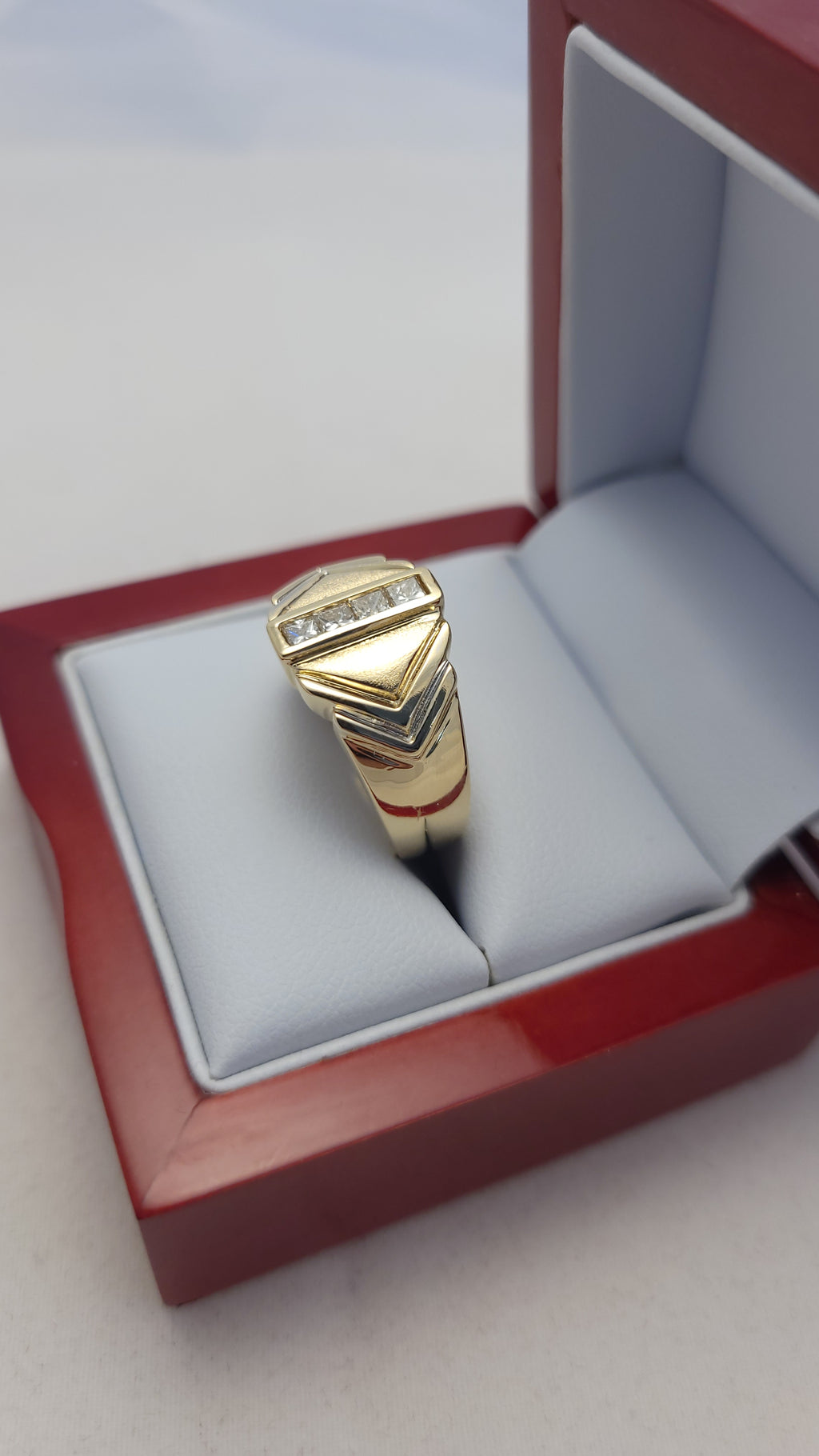 Anillo de oro amarillo de 14 quilates con diamantes