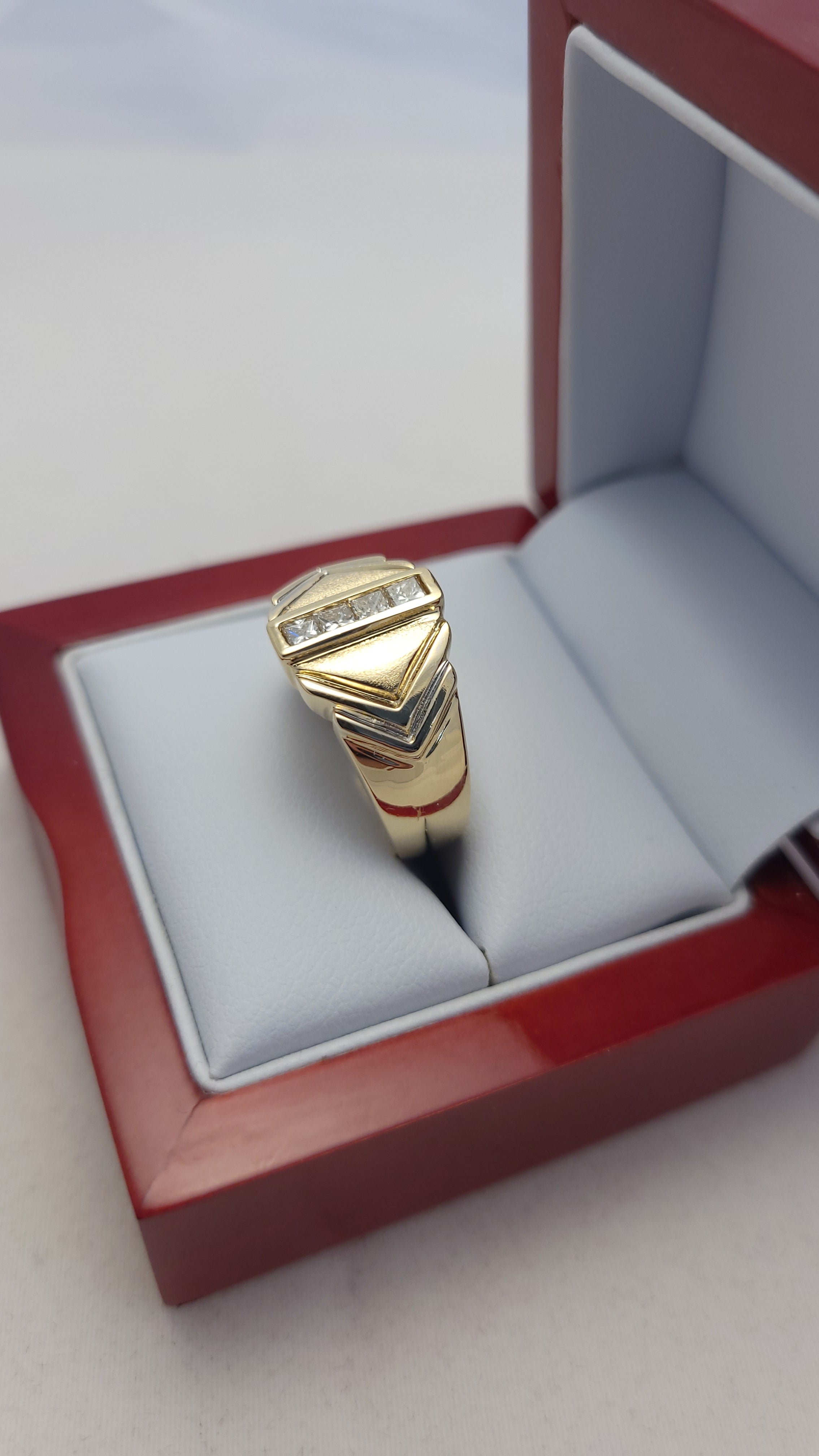 Anillo de oro amarillo de 14 quilates con diamantes