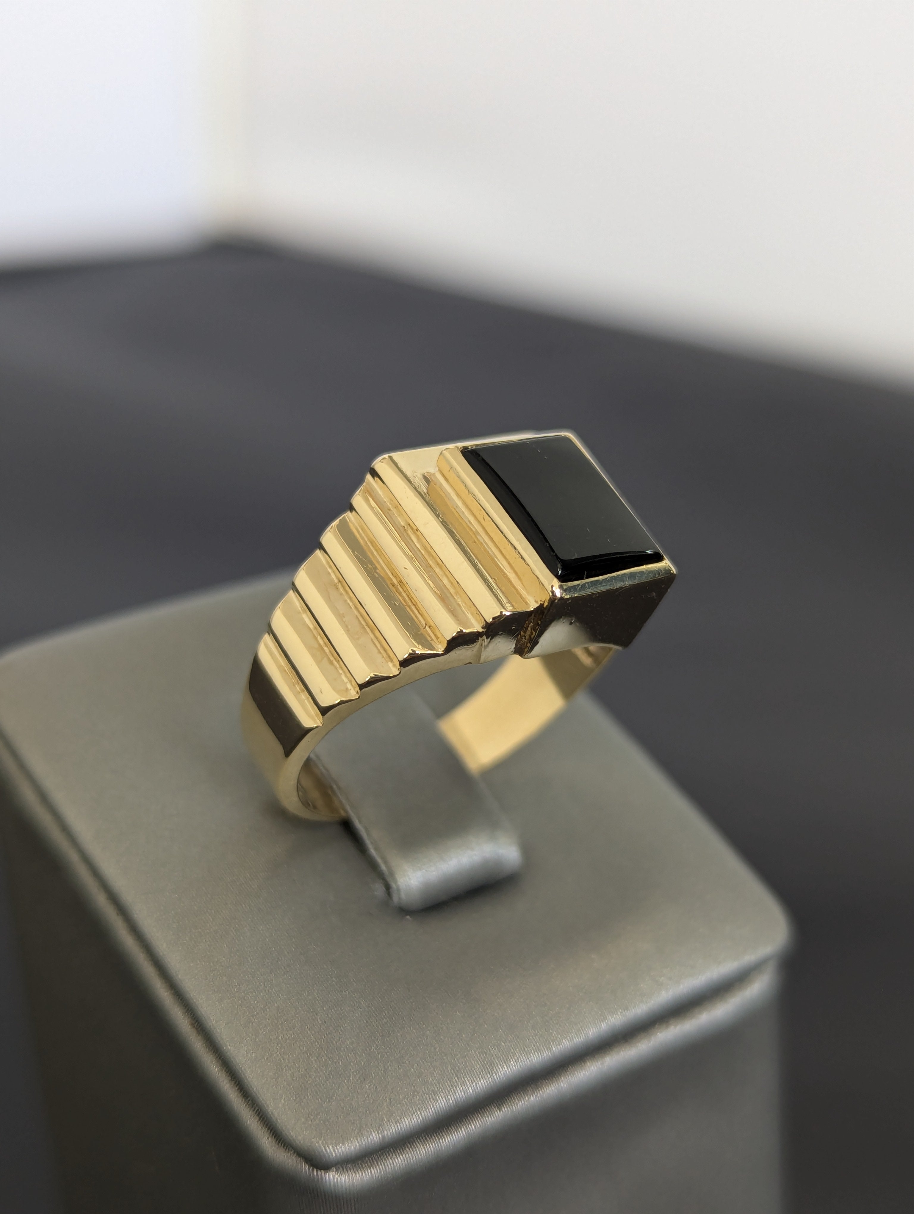 Anillo de ónix de oro amarillo de 14 quilates