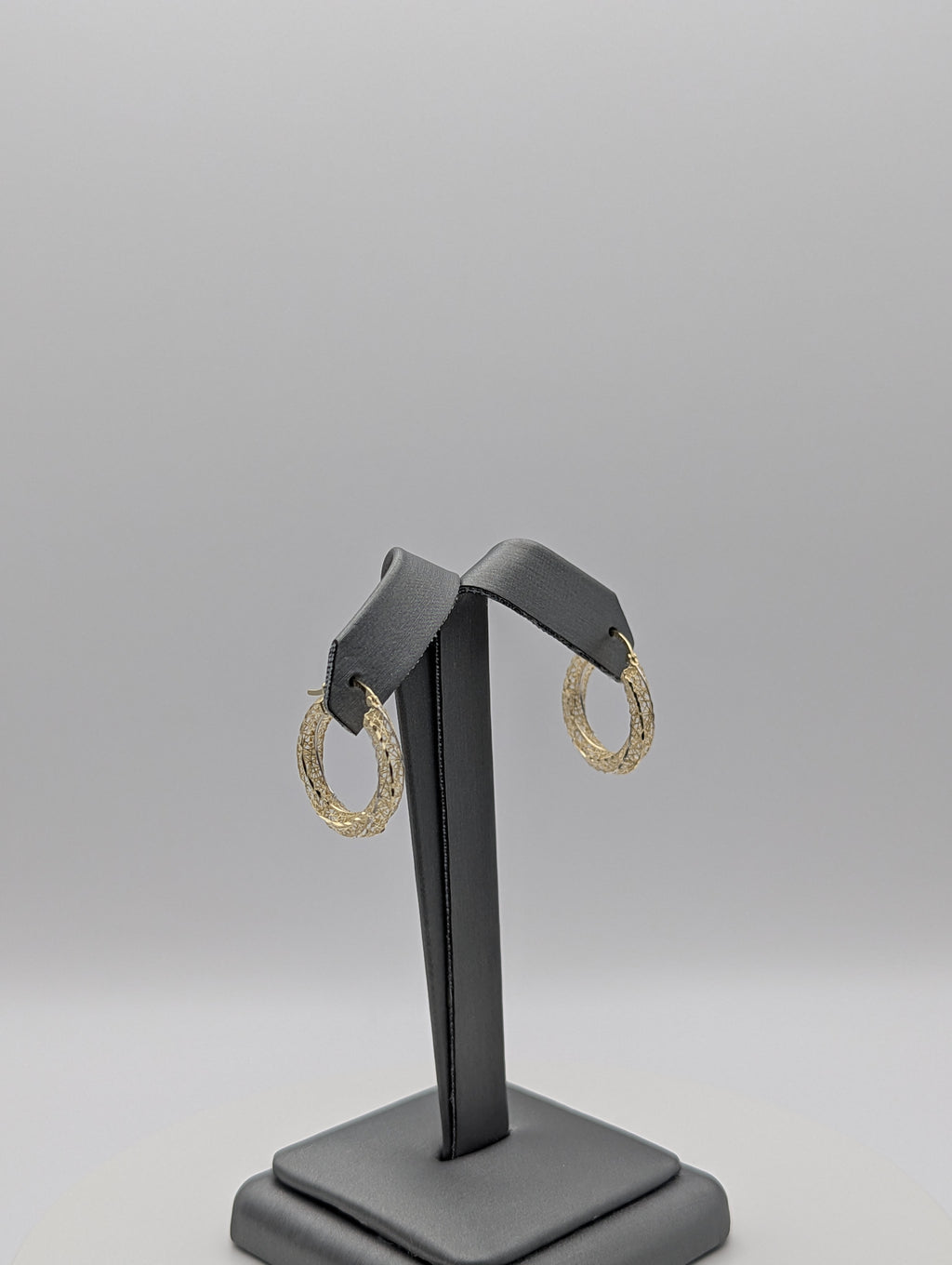 Pendientes de aro retorcidos calados de oro amarillo de 10K con corte de diamante