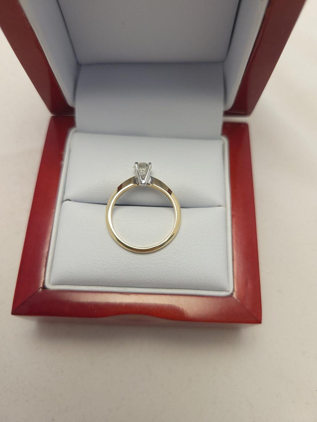 Anillo solitario de diamante de oro amarillo de 14K