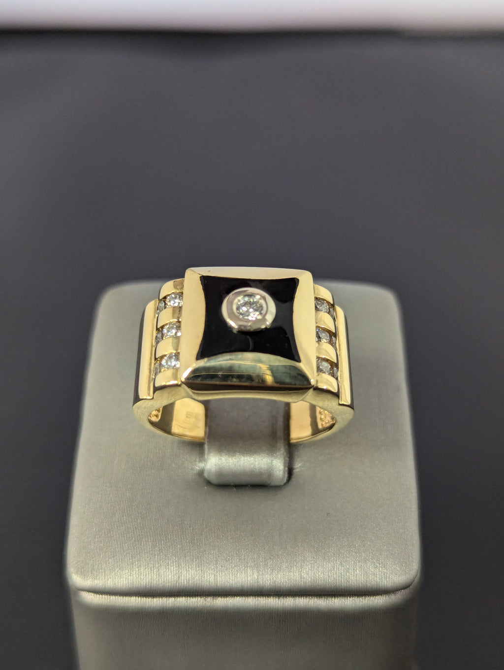 Anillo de 14K de oro amarillo con circonita cúbica pintada de negro