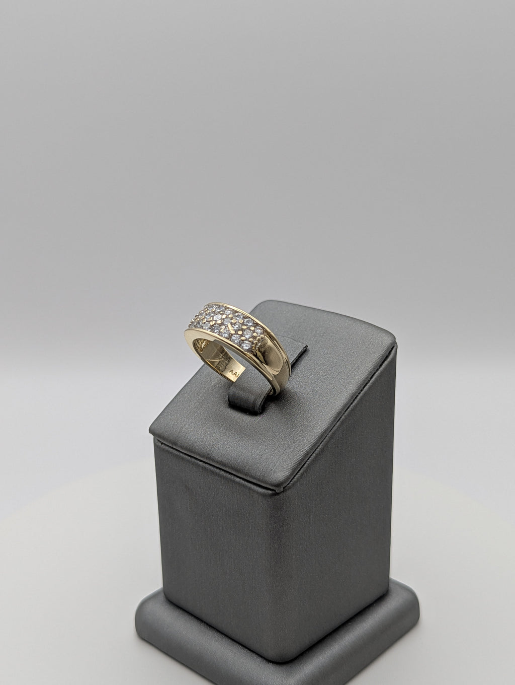 Alianza de boda de oro amarillo de 14K con circonitas