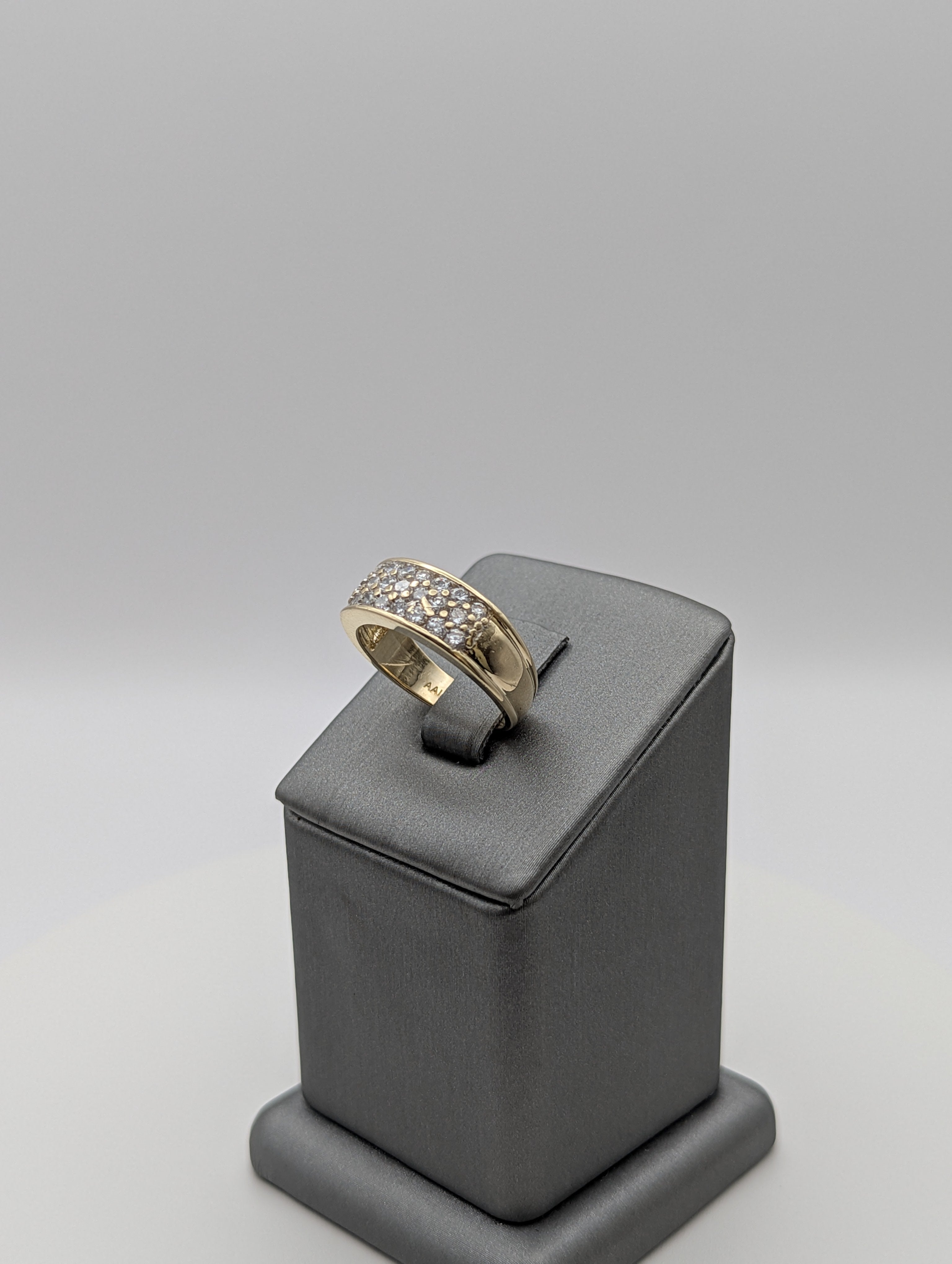 Alianza de boda de oro amarillo de 14K con circonitas