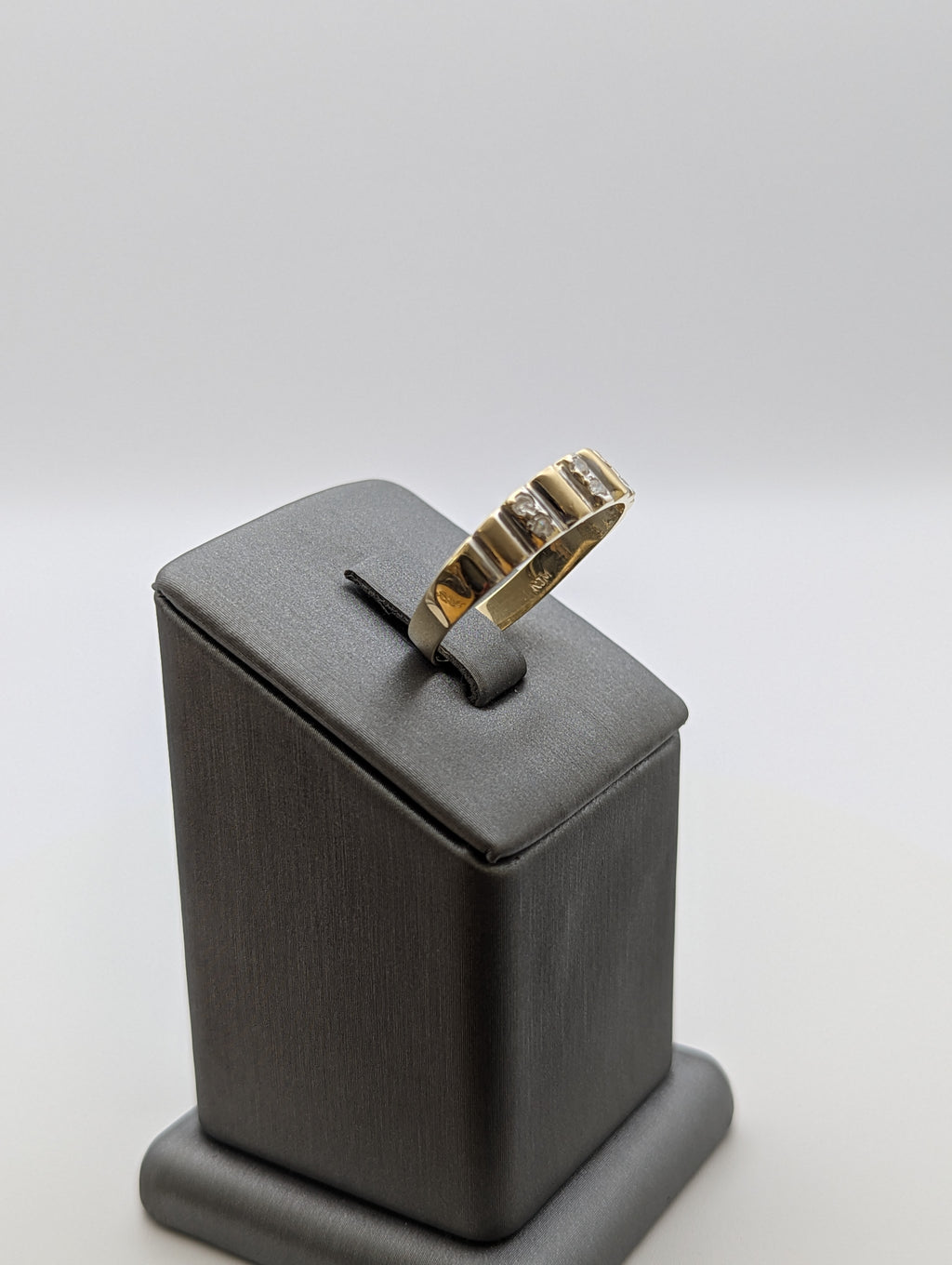 Anillo de boda de circonita cúbica de oro de 14 quilates amarillo/blanco