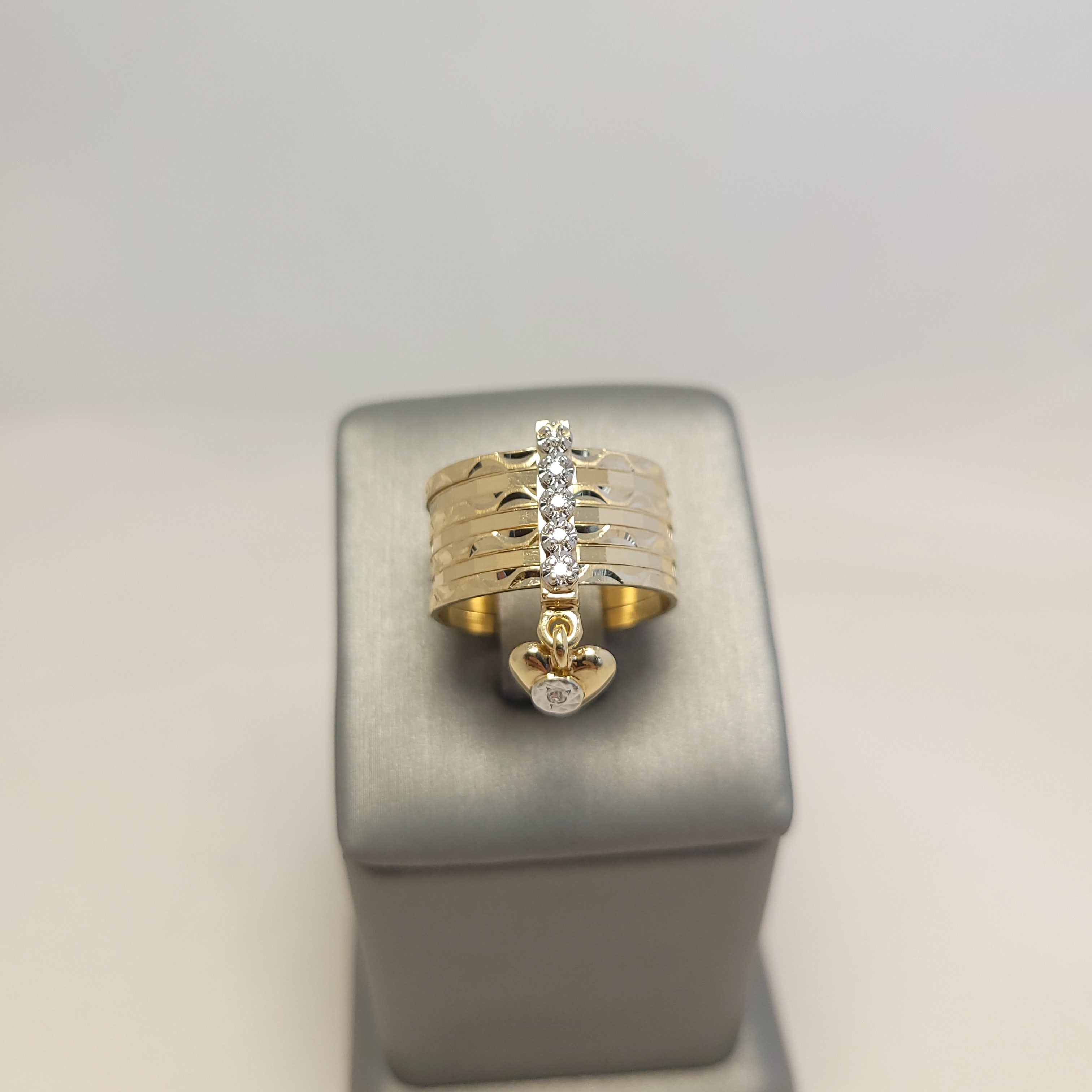 Anillo multi-corazones colgantes de oro amarillo de 14K