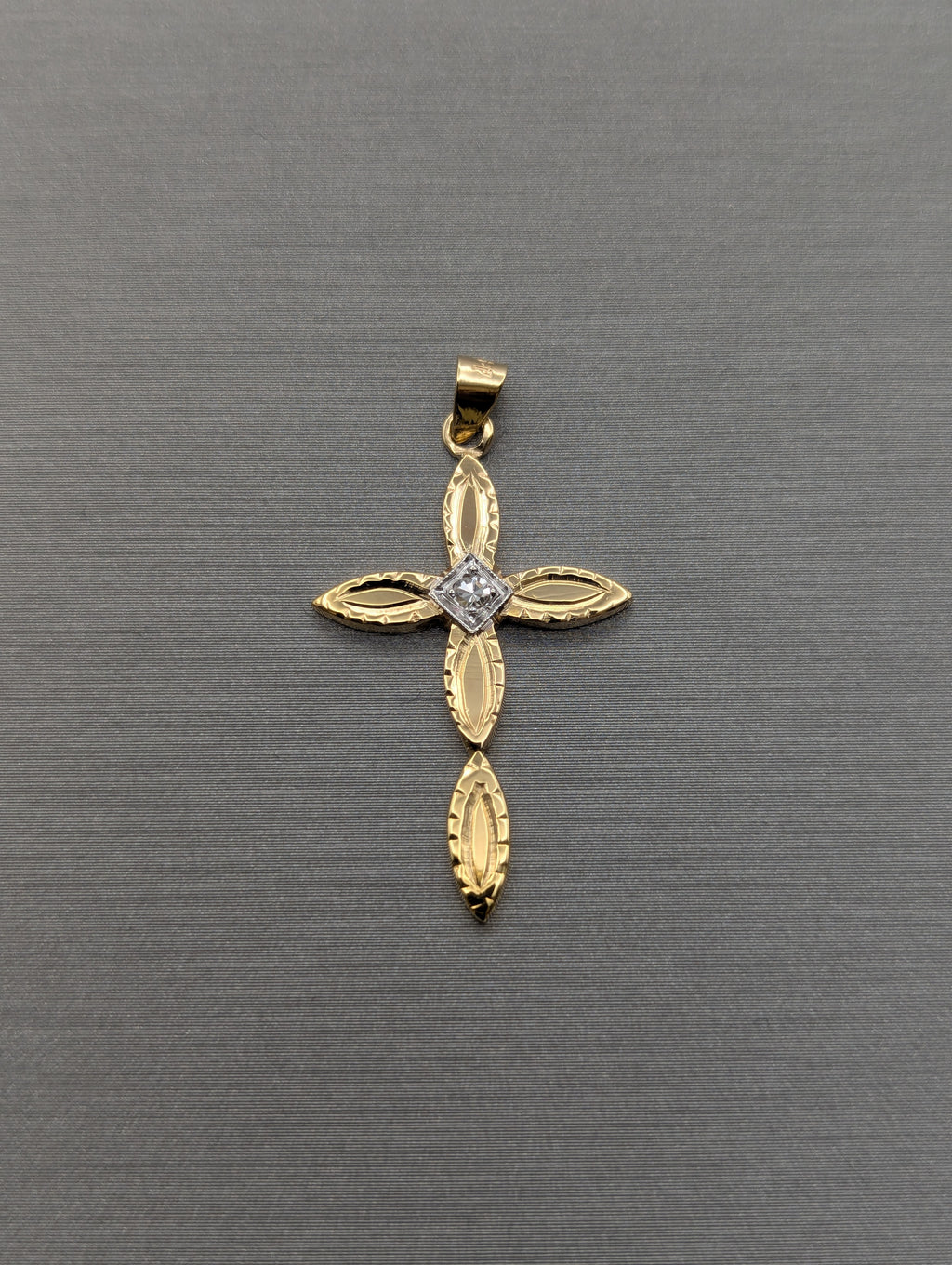 Colgante cruz cortado de diamante CZ de oro amarillo/blanco de 14K