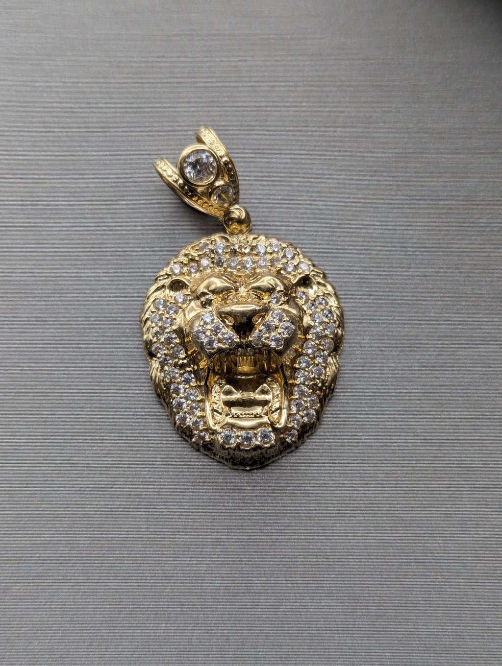 Colgante de cabeza de león en oro amarillo de 14 quilates