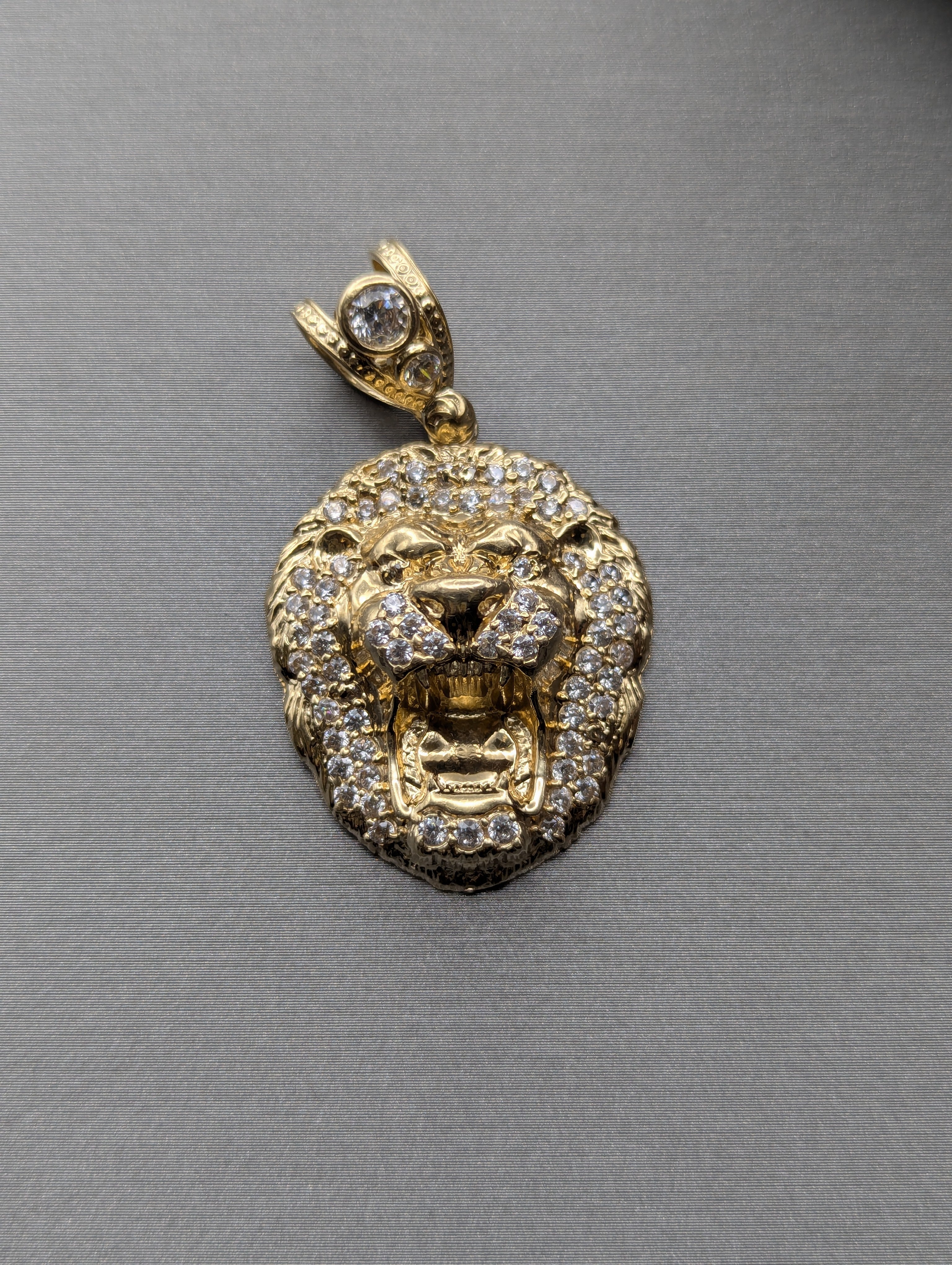 Colgante de cabeza de león en oro amarillo de 14 quilates