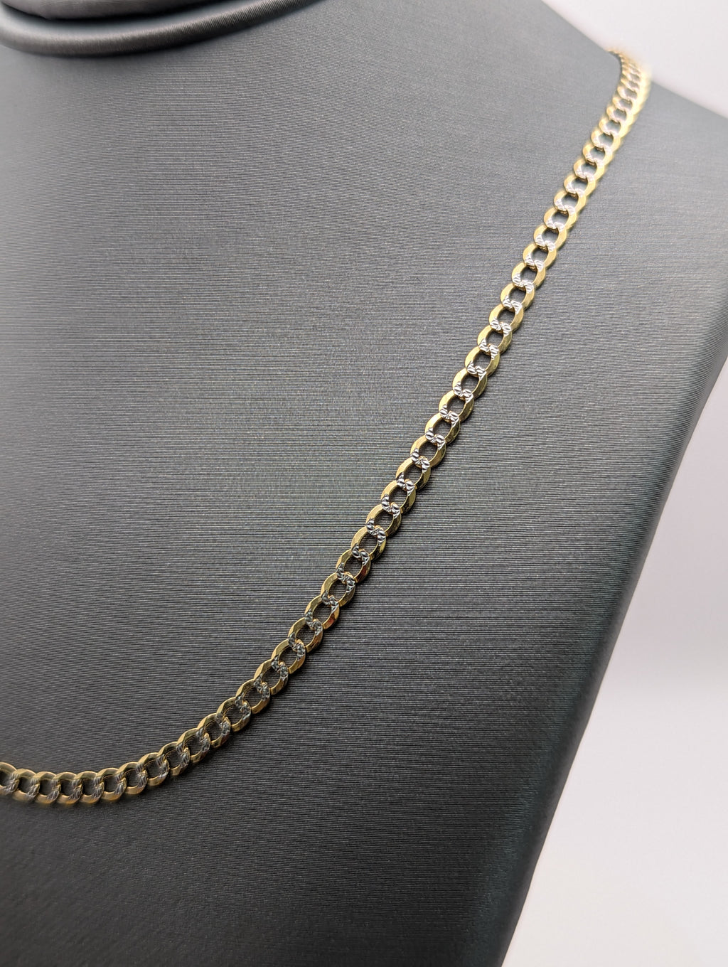 Cadena de eslabones tipo "curb" con corte diamante de oro amarillo de 14K