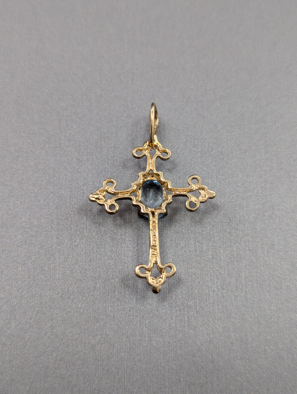 Colgante de cruz de aguamarina de oro amarillo de 14K