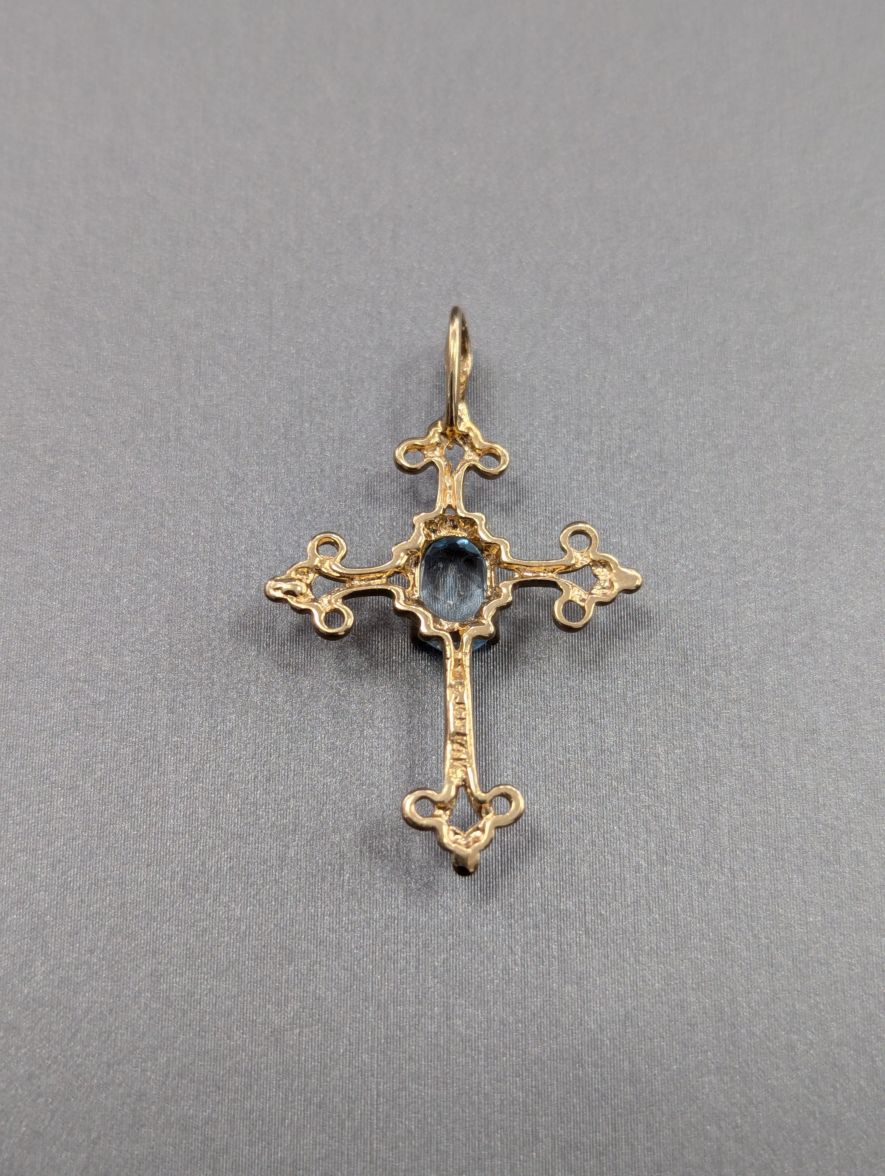Colgante de cruz de aguamarina de oro amarillo de 14K