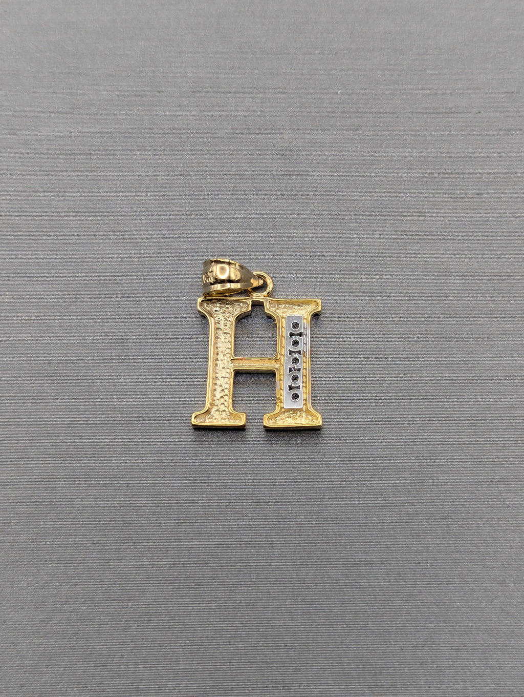 Colgante con letra "H" de oro amarillo de 14K y circonitas cúbicas