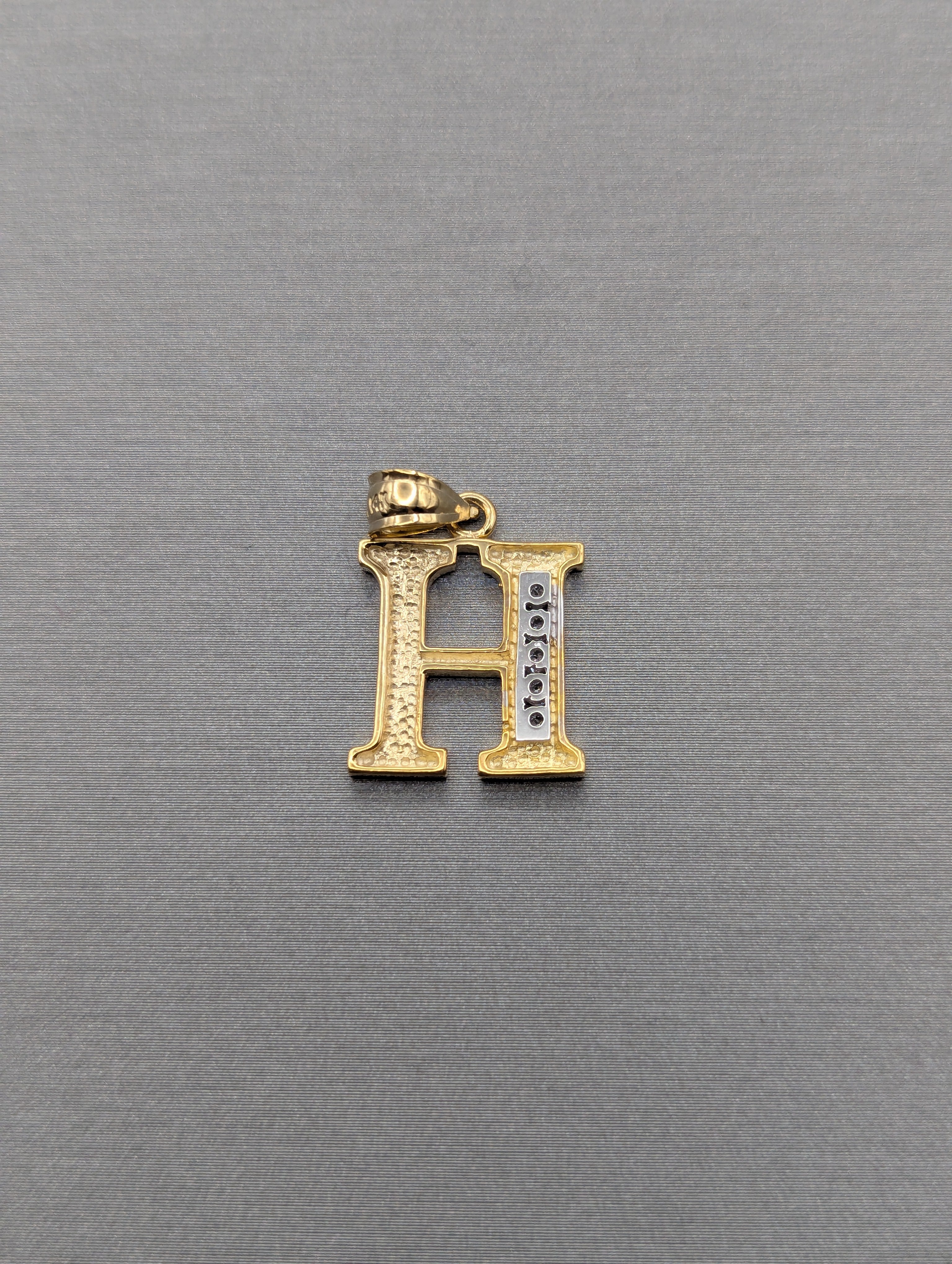 Colgante con letra "H" de oro amarillo de 14K y circonitas cúbicas