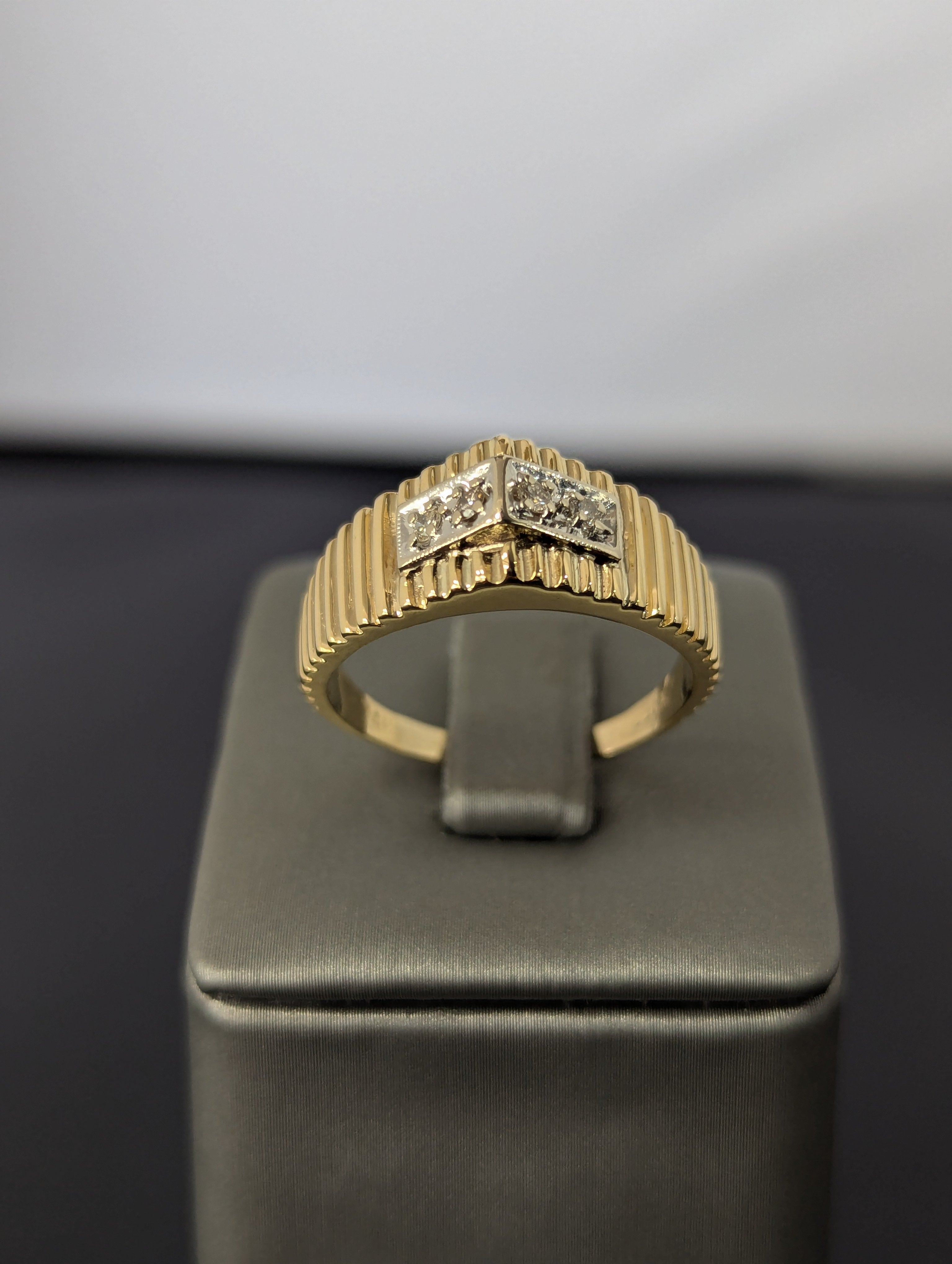 Anillo de oro amarillo de 14 quilates con circonitas cúbicas