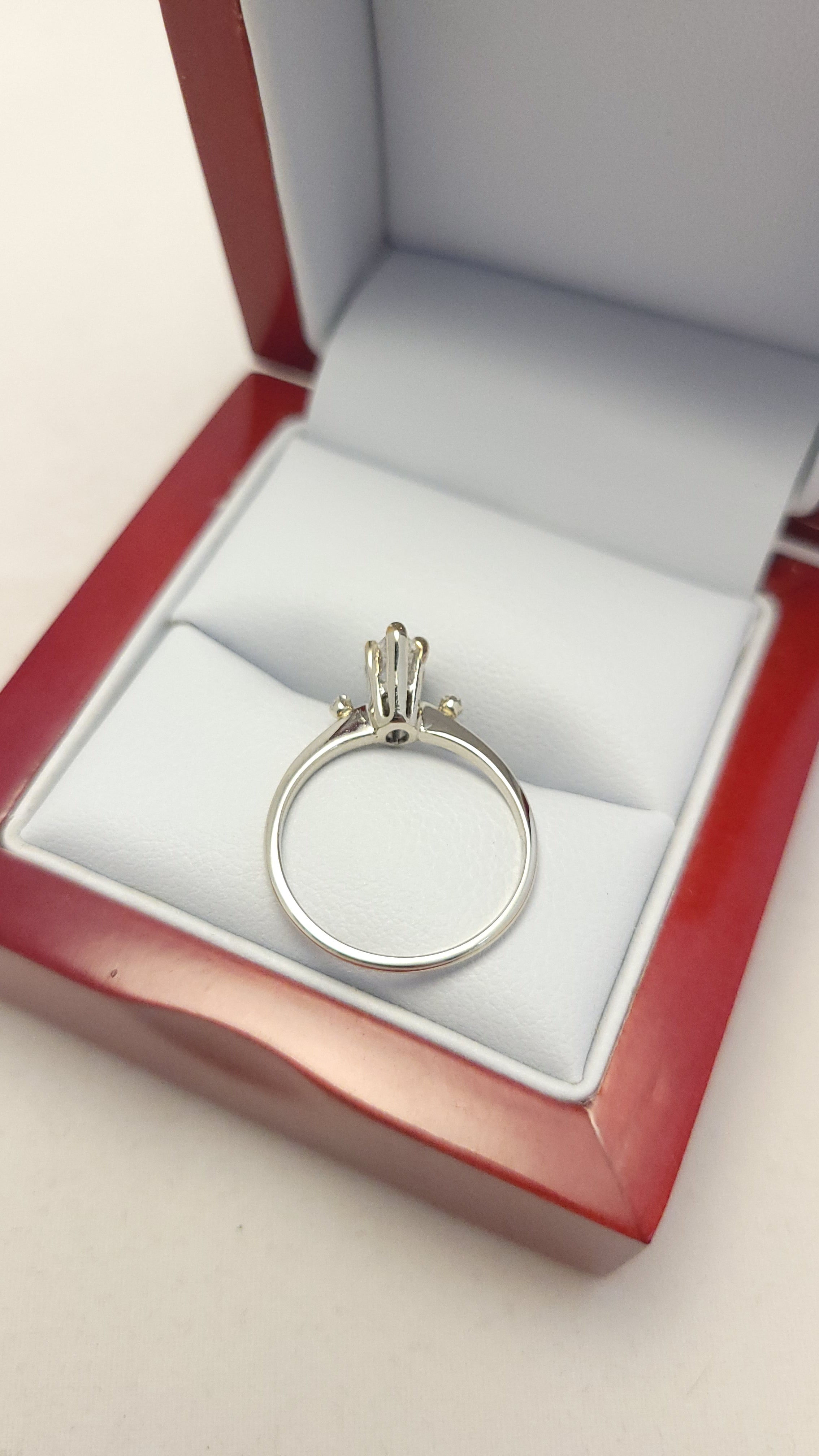 Anillo con diamante talla marquesa de oro blanco de 14K