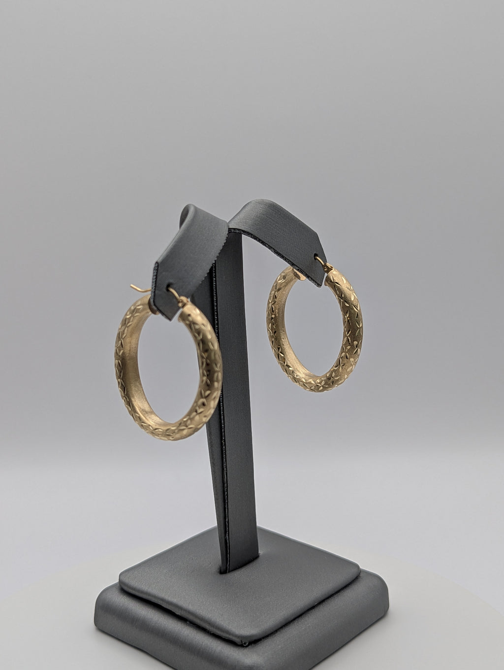 Pendientes de aro de oro amarillo de 14 quilates con corte de diamante y acabado satinado