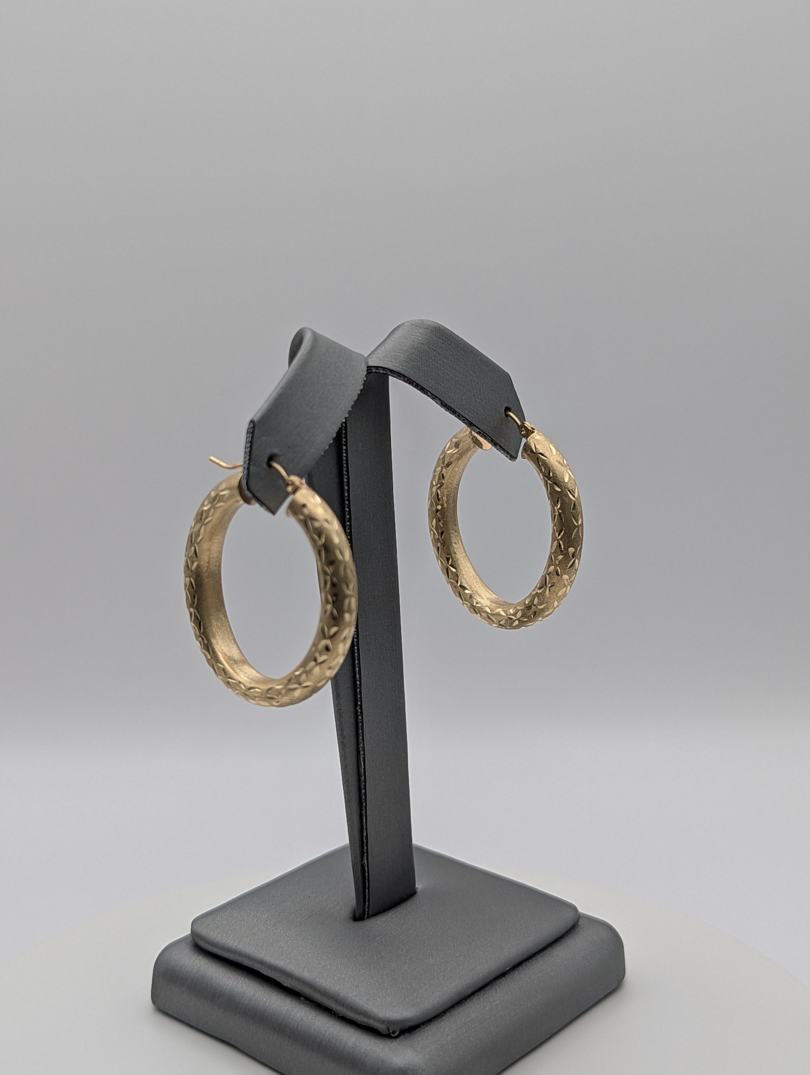 Pendientes de aro de oro amarillo de 14 quilates con corte de diamante y acabado satinado